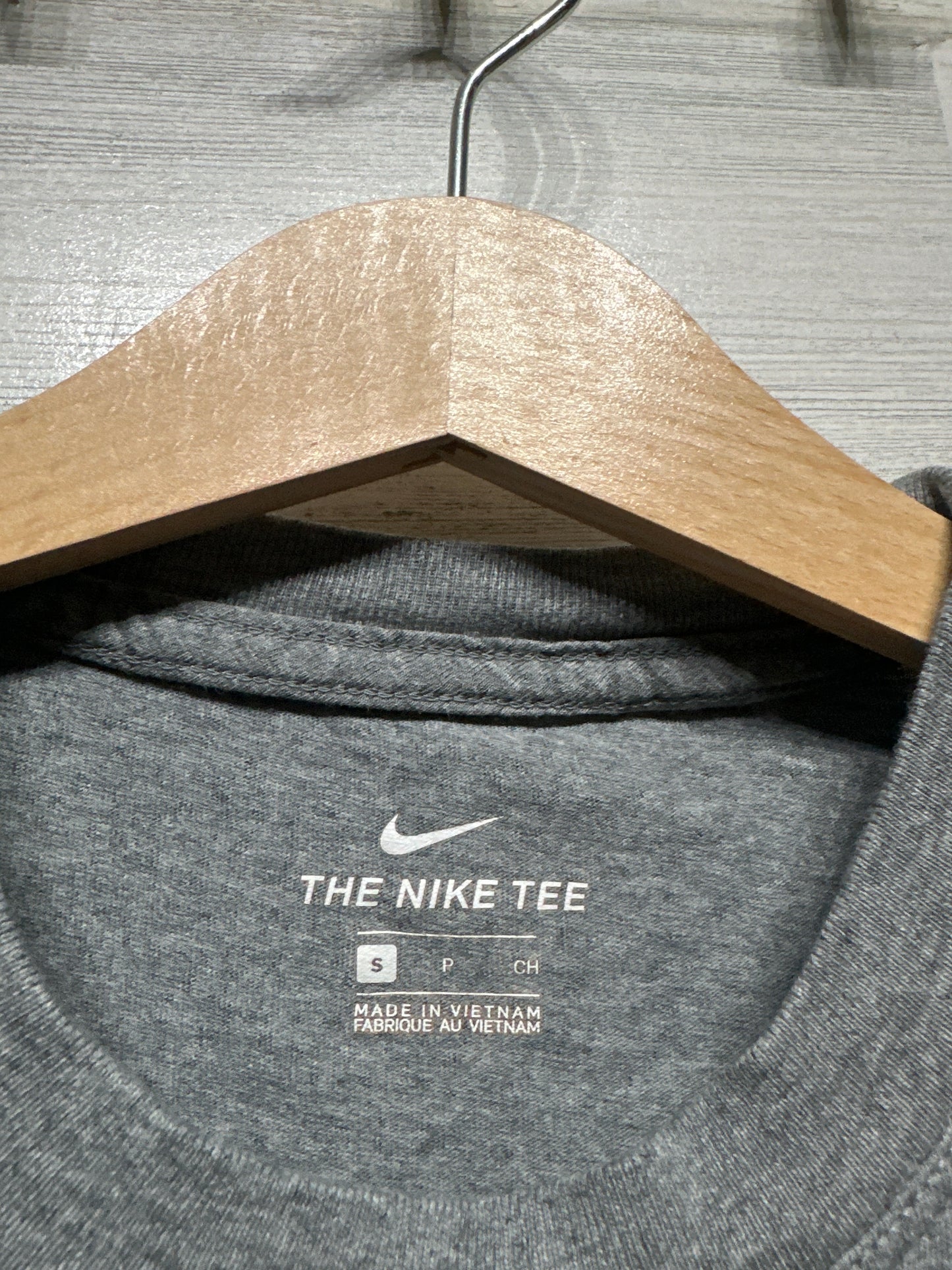 Size Small ( 8-9 ) Grey Nike T-Shirt - Very Good Used Condition