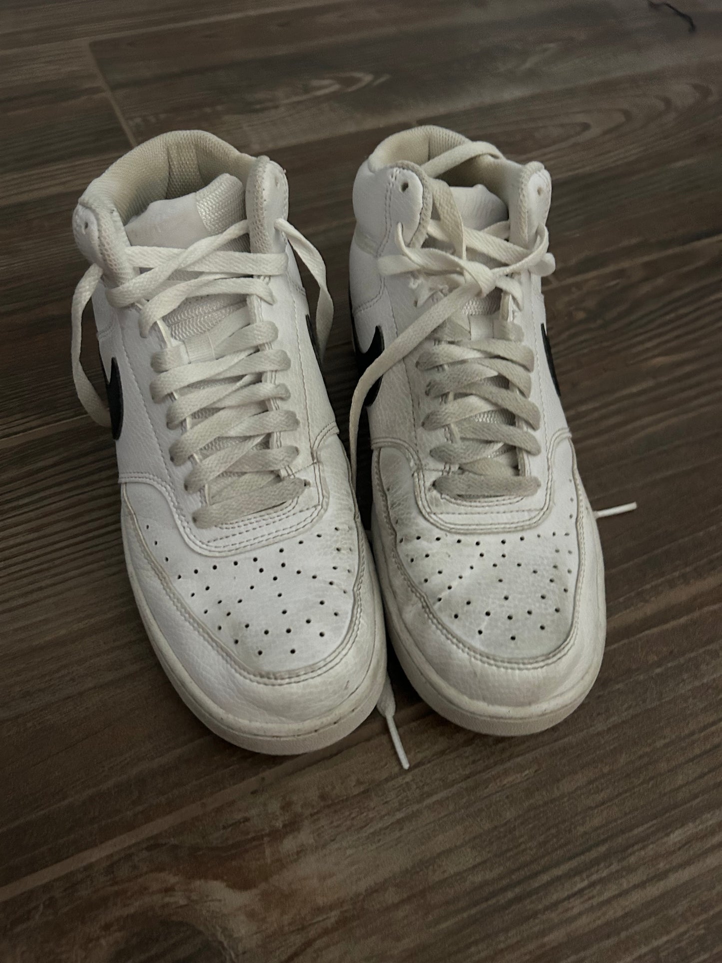Women's Size 9.5 / Men's Size 7.5 Nike White and Black Nikes - Good Used Condition*