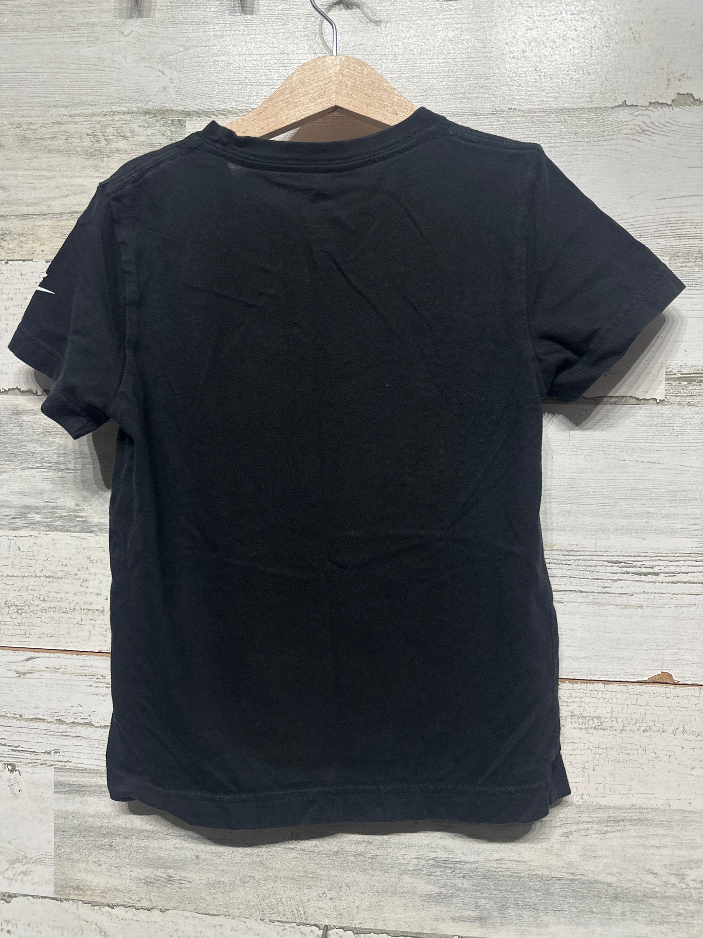 Boys Size 7 (Fits 6-7 Years) Nike Black and Gold Shirt - Very Good Used Condition