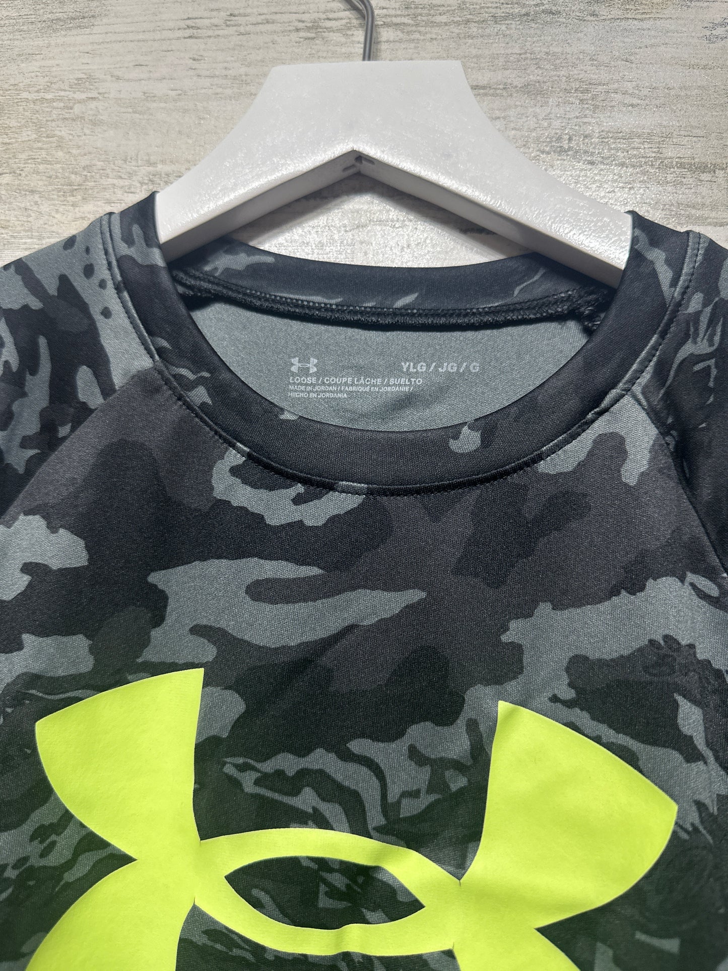Boys Size Youth Large Loose Under Armour Drifit Shirt - Good Used Condition