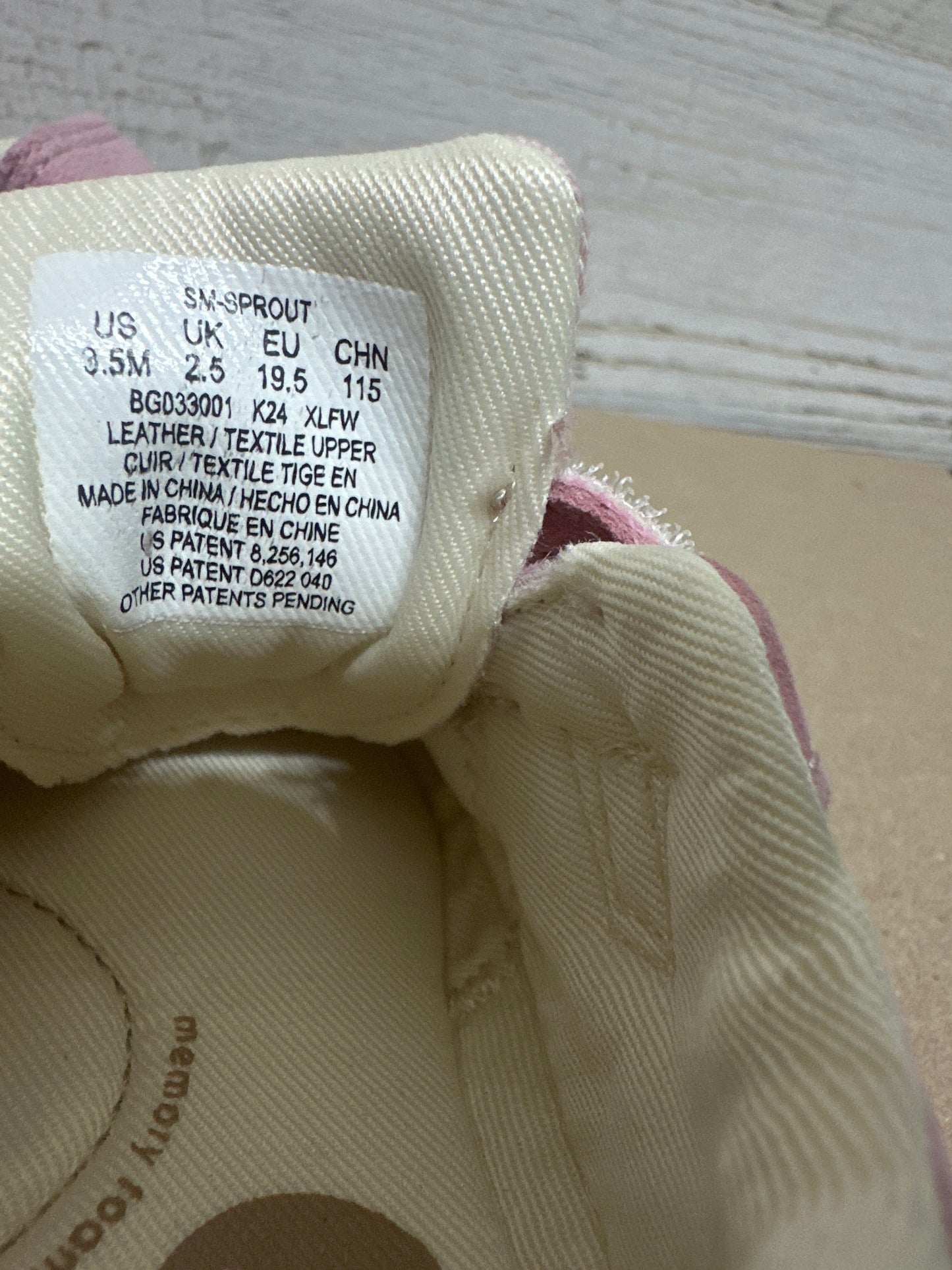 Girls Size 3.5 Medium Infant/Toddler Stride Rite Soft Motion Sprout Sneaker - Very Good Used Condition