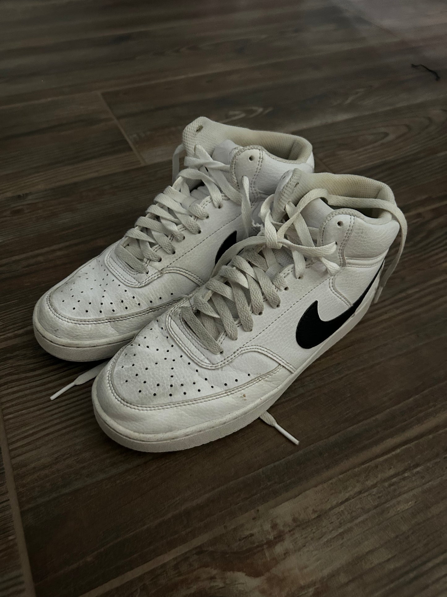 Women's Size 9.5 / Men's Size 7.5 Nike White and Black Nikes - Good Used Condition*