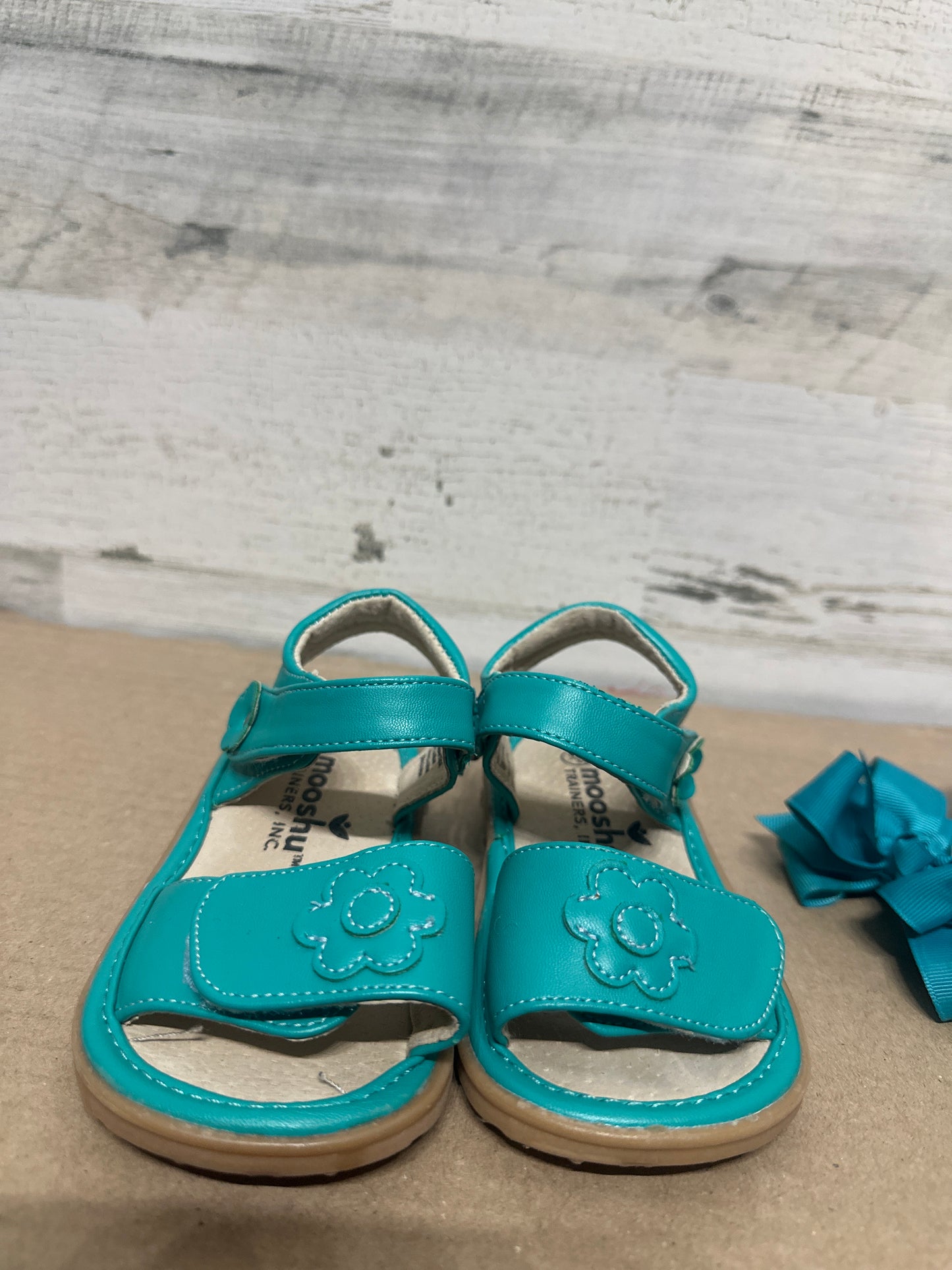 Size 8/24 Toddler Mooshu Trainers Squeaker Sandals with Detachable Bows - Very Good Used Condition