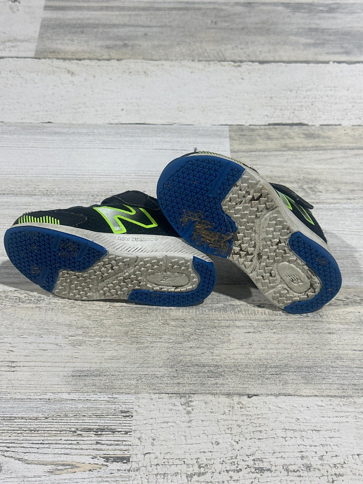 New Balance 545 Running Shoes Boys 5.5 Wide Black Neon Green GUC3