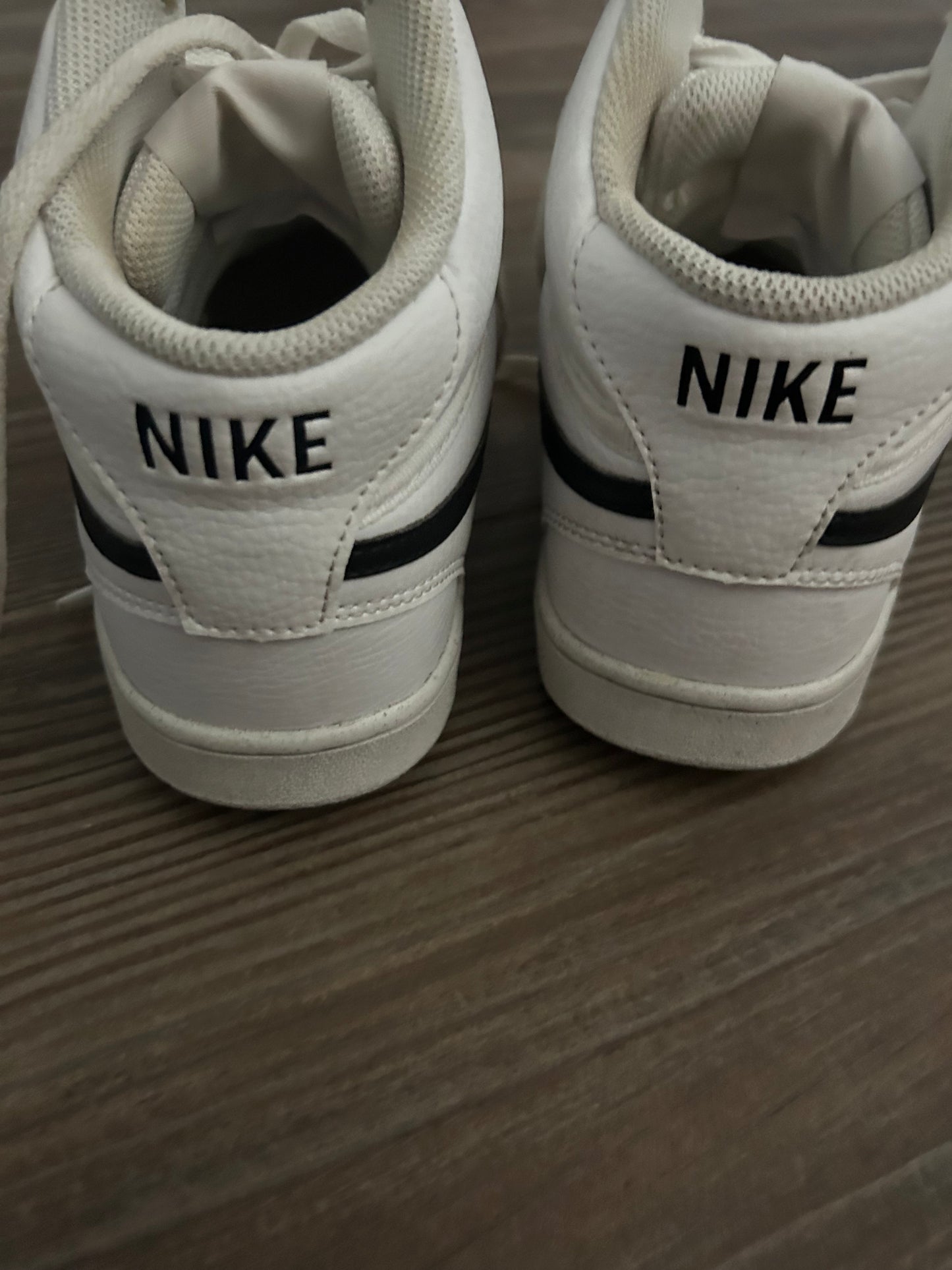 Women's Size 9.5 / Men's Size 7.5 Nike White and Black Nikes - Good Used Condition*