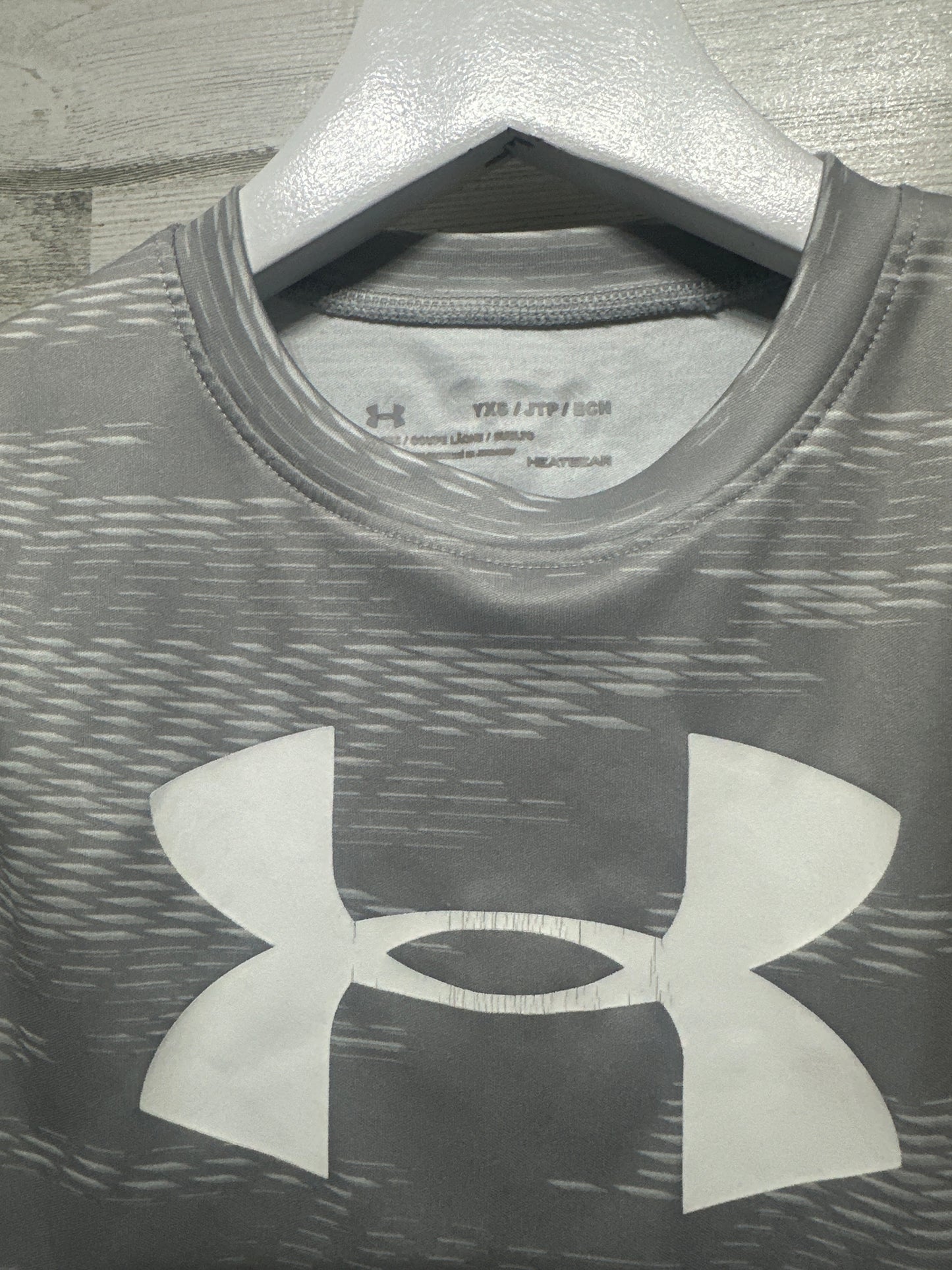 Boys Size XS (7)Under Armour Grey Loose Heatgear Shirt - Good Used Condition*