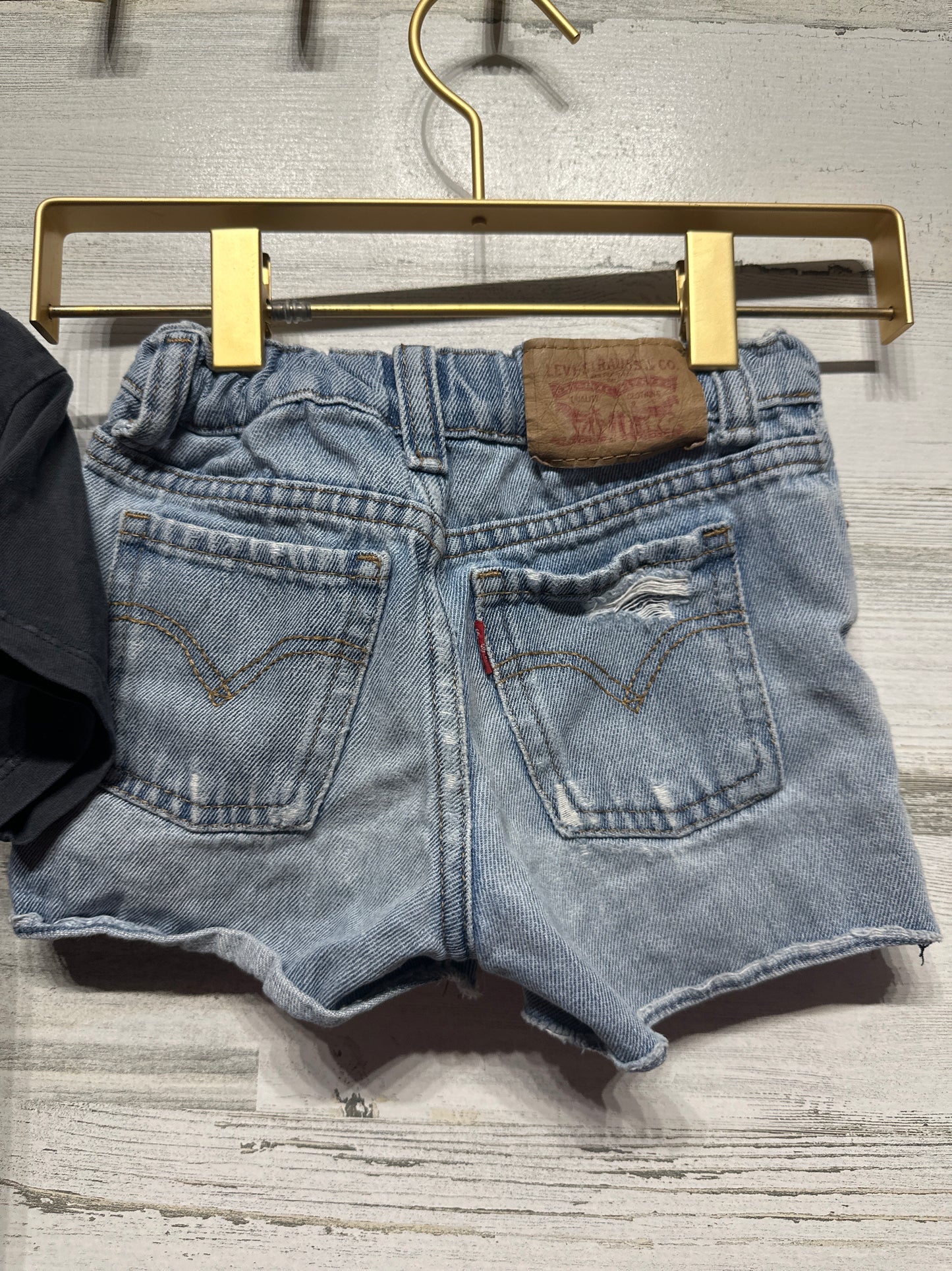 Girls Size 4 Outfit - Cotton On Kids Shania Twain Shirt / Levi's Shorts - Very Good Used Condition