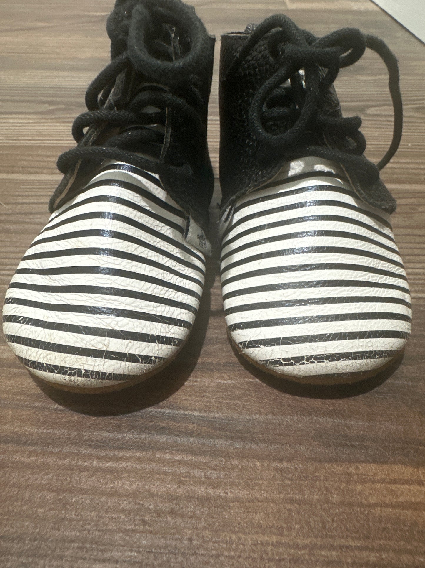 Boys Size 6-12m Monkey Feet Black and White Shoes - Play Condition