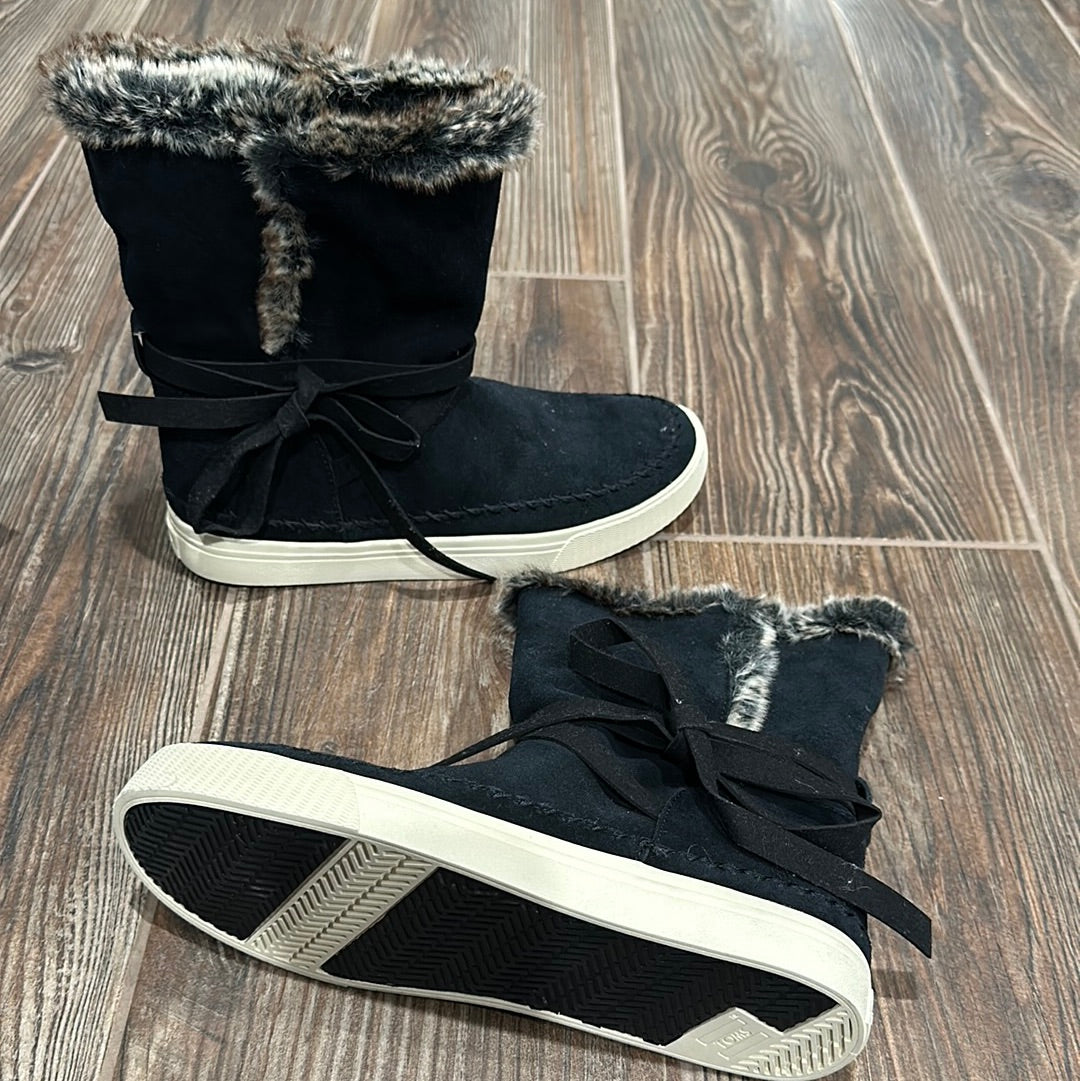 Women’s Size 8.5 Toms black boots with the fur - good used condition
