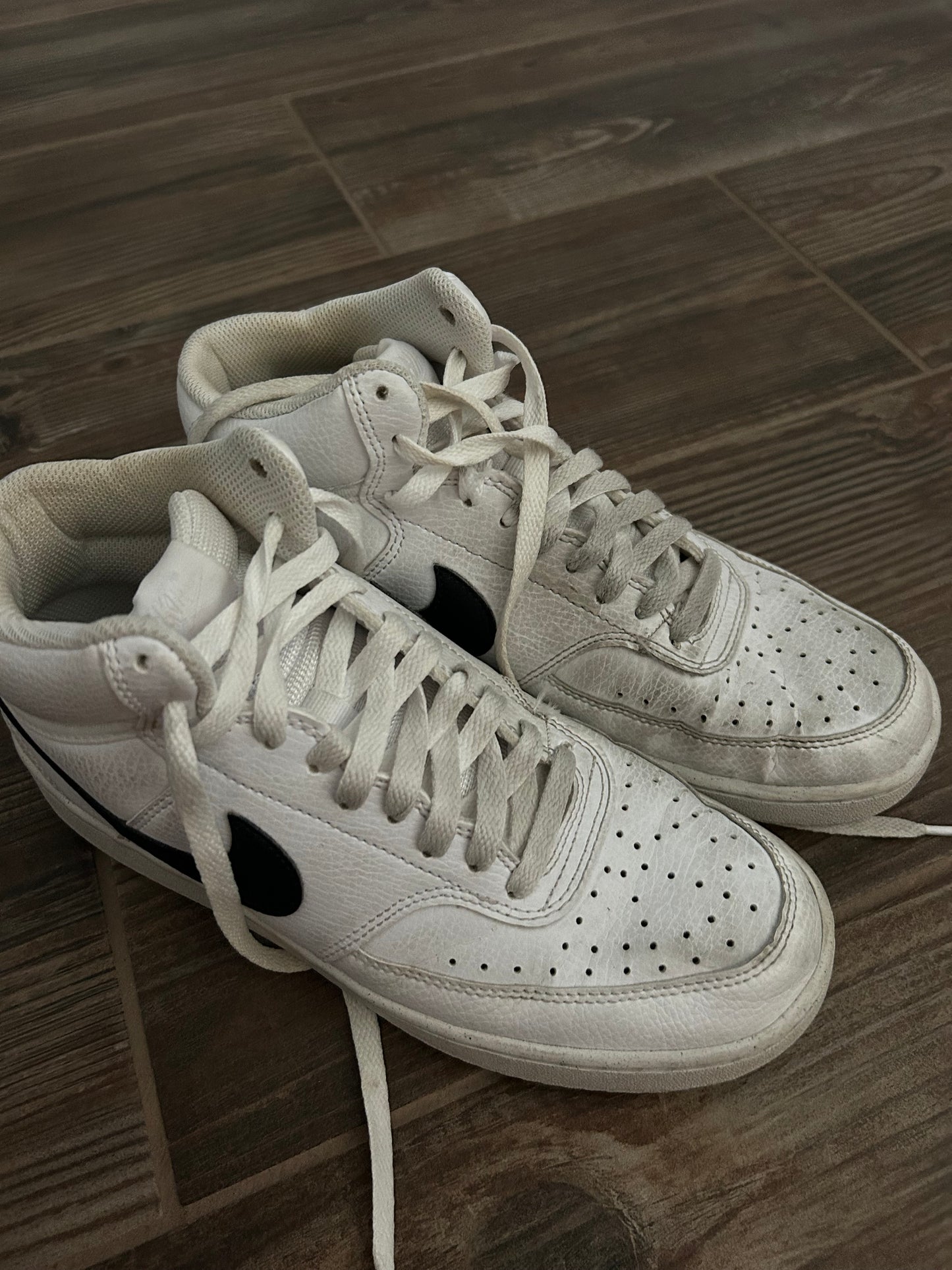 Women's Size 9.5 / Men's Size 7.5 Nike White and Black Nikes - Good Used Condition*