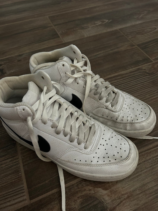 Women's Size 9.5 / Men's Size 7.5 Nike White and Black Nikes - Good Used Condition*