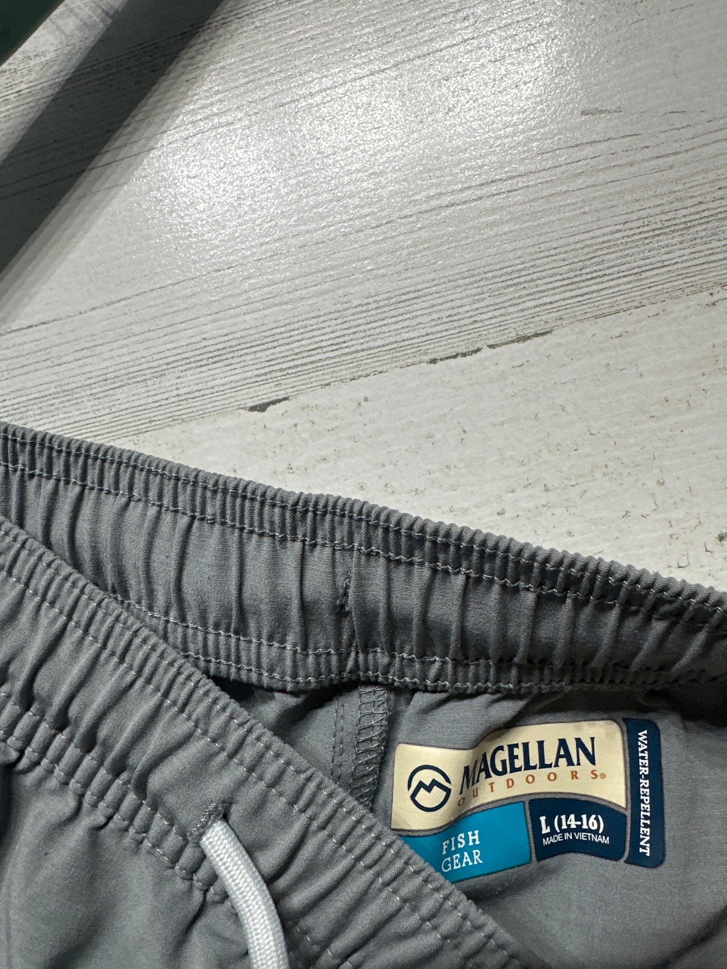 Magellan Fish Gear Boys Large 14-16 Grey Water Repellant Shorts VGUC