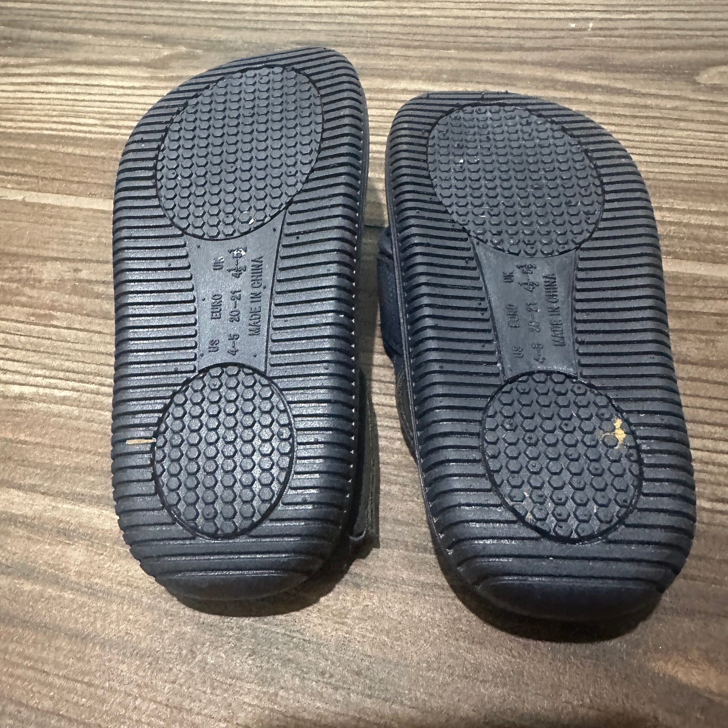 Boys Size 4-5 (Toddler) Billito Red White and Blue Flip Flops - Good Used Condition