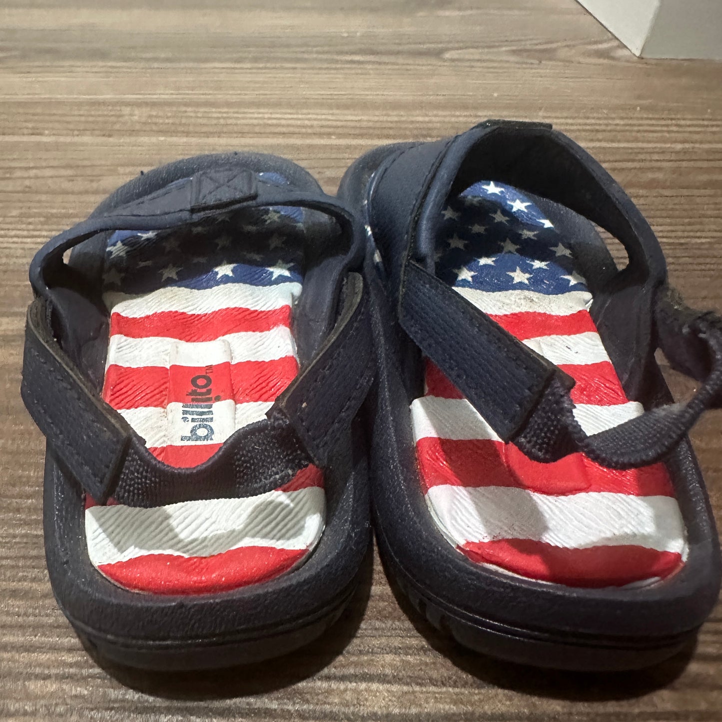 Boys Size 4-5 (Toddler) Billito Red White and Blue Flip Flops - Good Used Condition