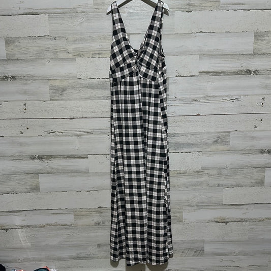 Women’s Size Medium Kickee Pants knot front black and white plaid bamboo gown - good used condition
