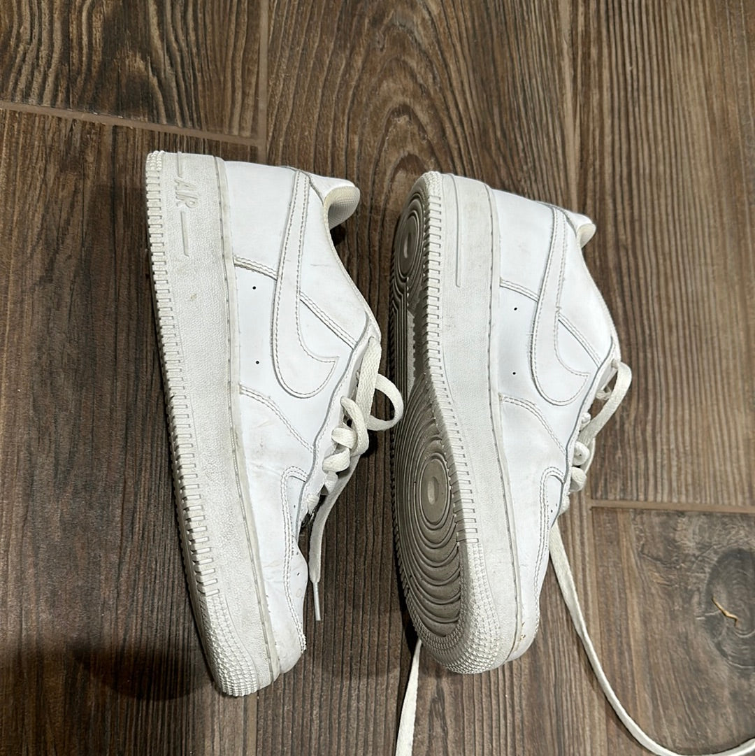 Youth 7 white AirForce1 shoes - good used condition