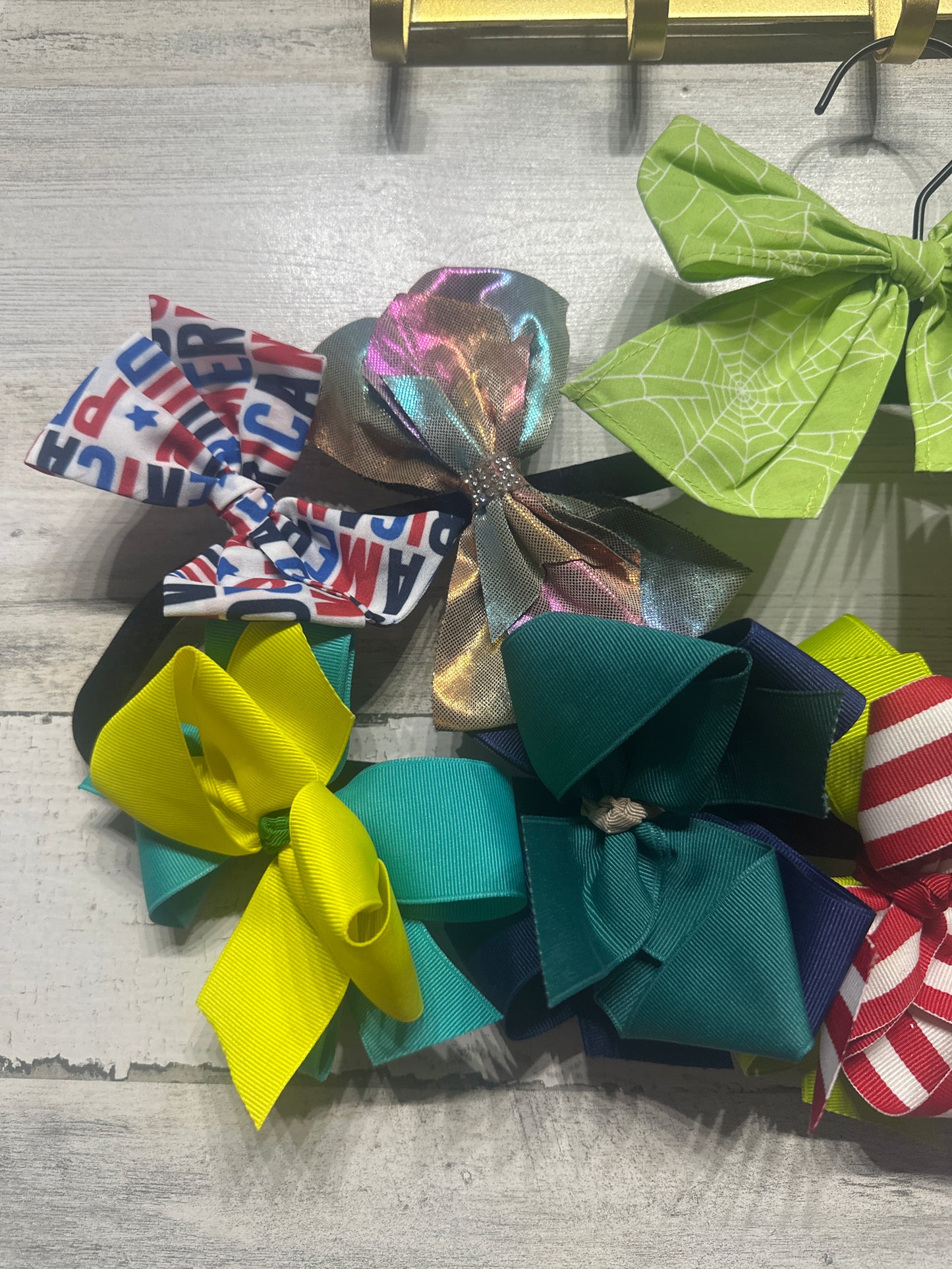 Lot of 10 Various Size Bows on Alligator Clips - Good Used Condition