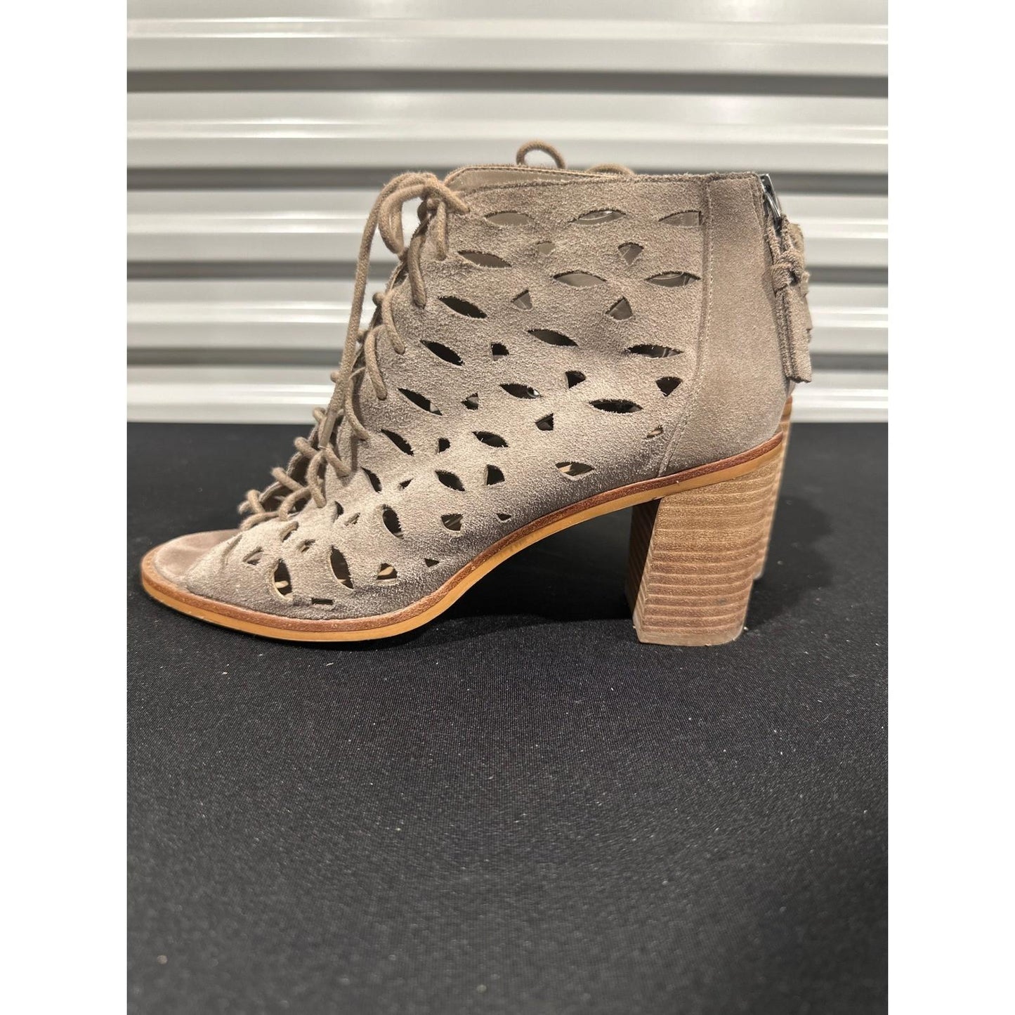 Gianni Bini Peep Toe Booties Women 9 Taupe Suede Laser Cut Lace Up EUC