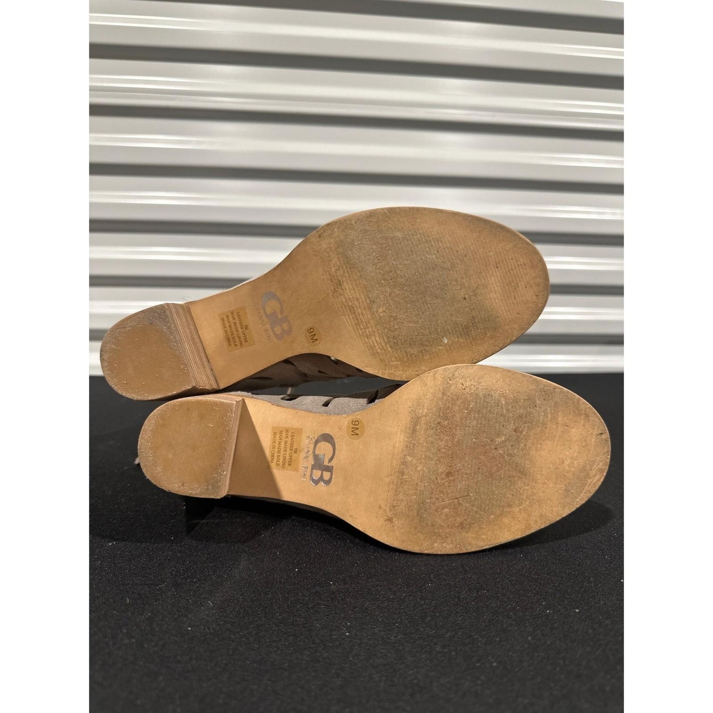 Gianni Bini Peep Toe Booties Women 9 Taupe Suede Laser Cut Lace Up EUC