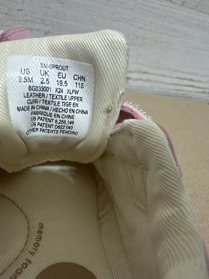 Girls Size 3.5 Medium Infant/Toddler Stride Rite Soft Motion Sprout Sneaker - Very Good Used Condition