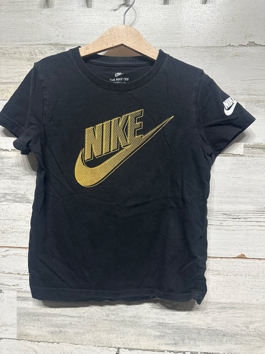Boys Size 7 (Fits 6-7 Years) Nike Black and Gold Shirt - Very Good Used Condition