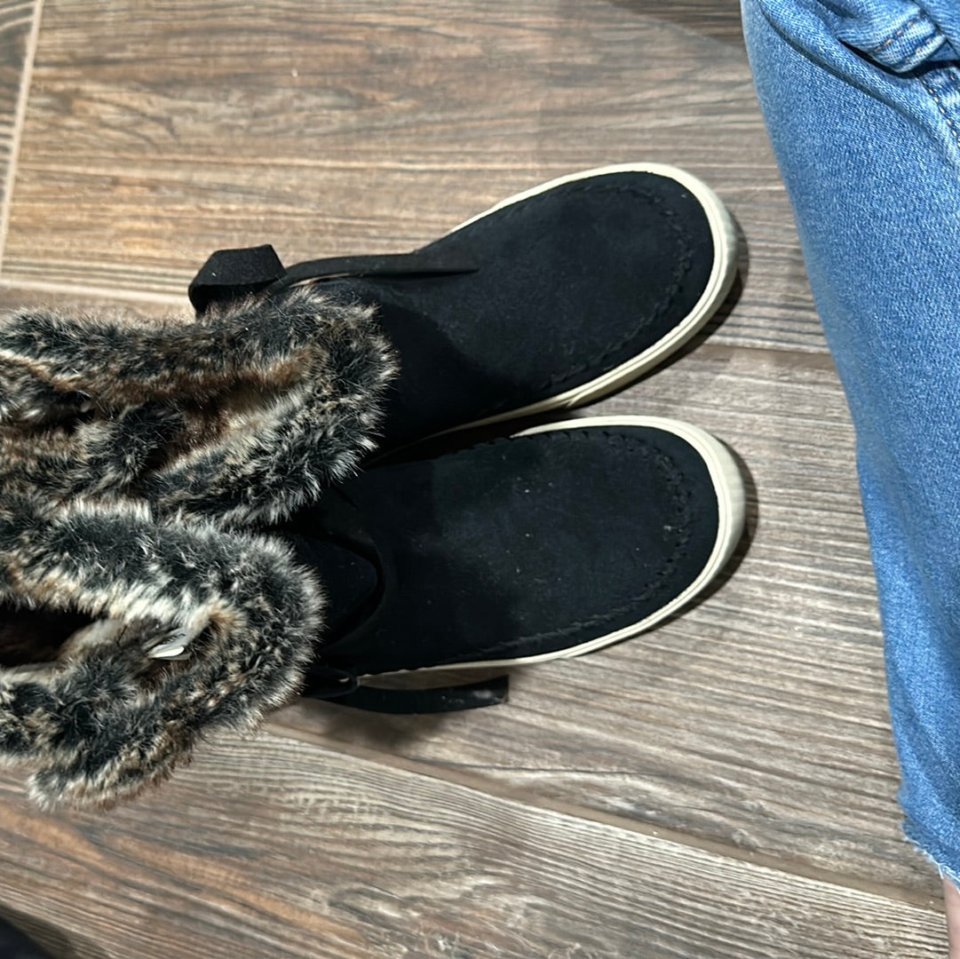 Women’s Size 8.5 Toms black boots with the fur - good used condition