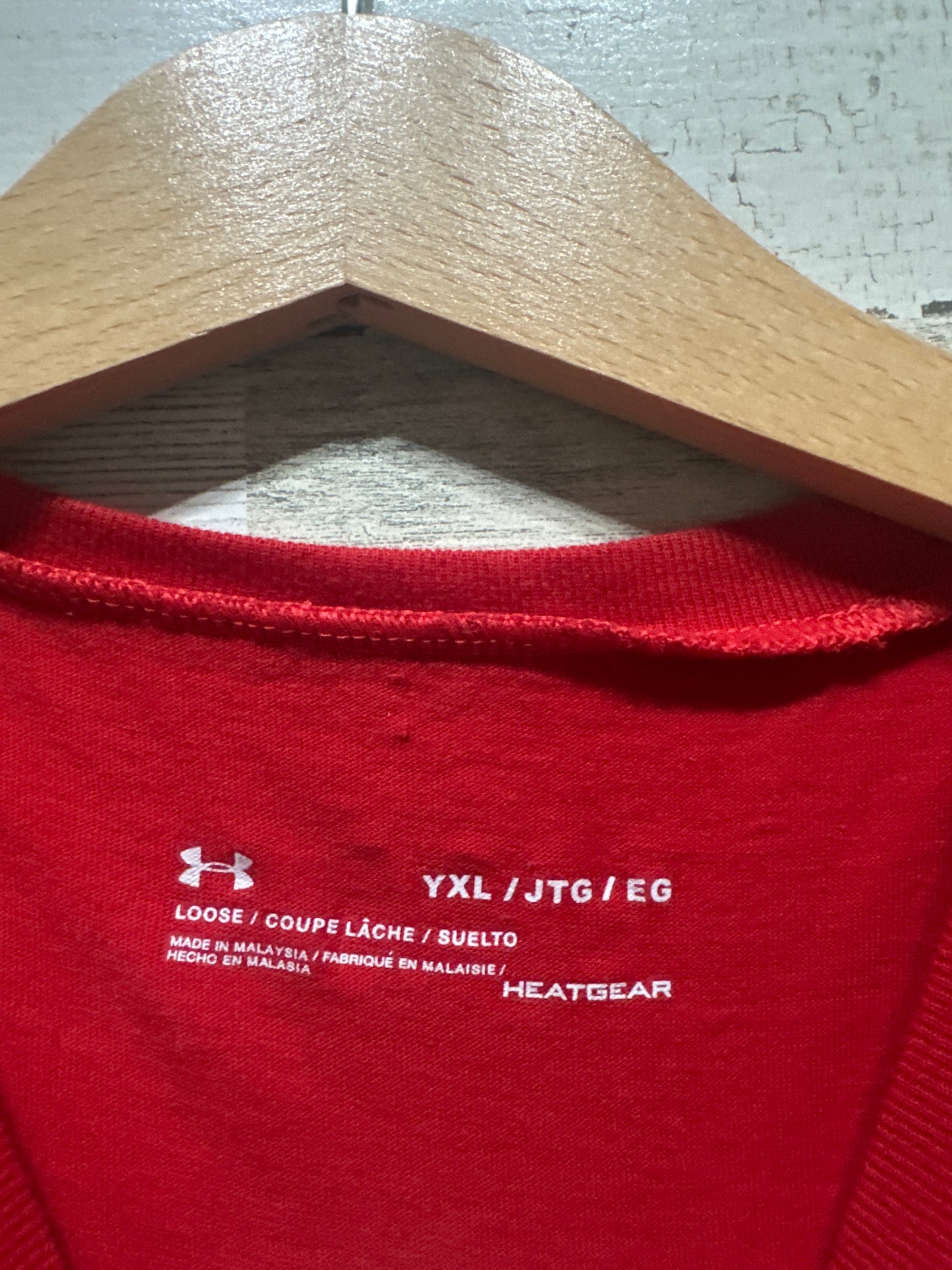 Boys Size Youth XL Loose Under Armour Heat Gear Red T-Shirt - Good Used Condition