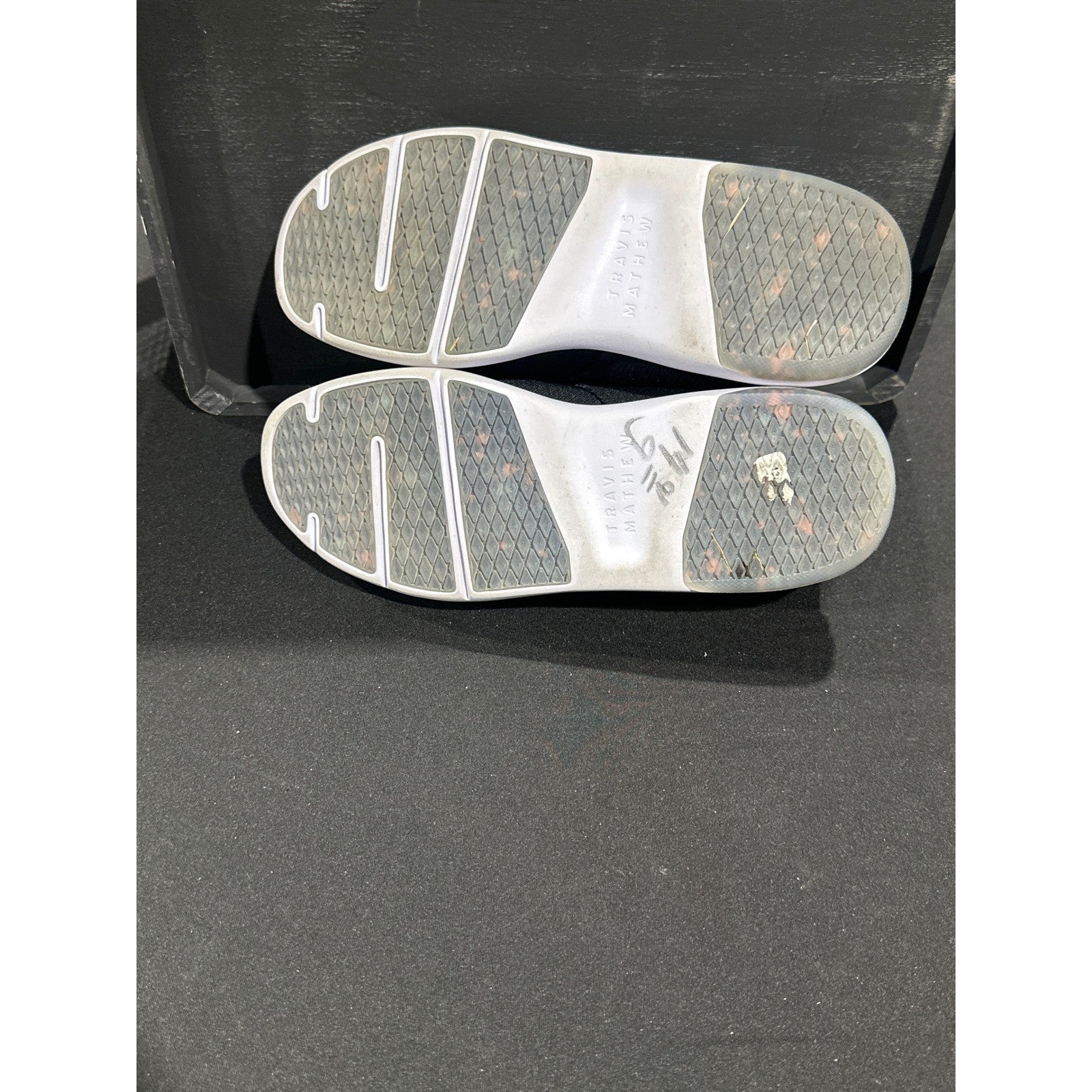 TravisMathew The Daily Sneakers Men 8 Black Mesh Paint Splatter GUC 1MAB4324