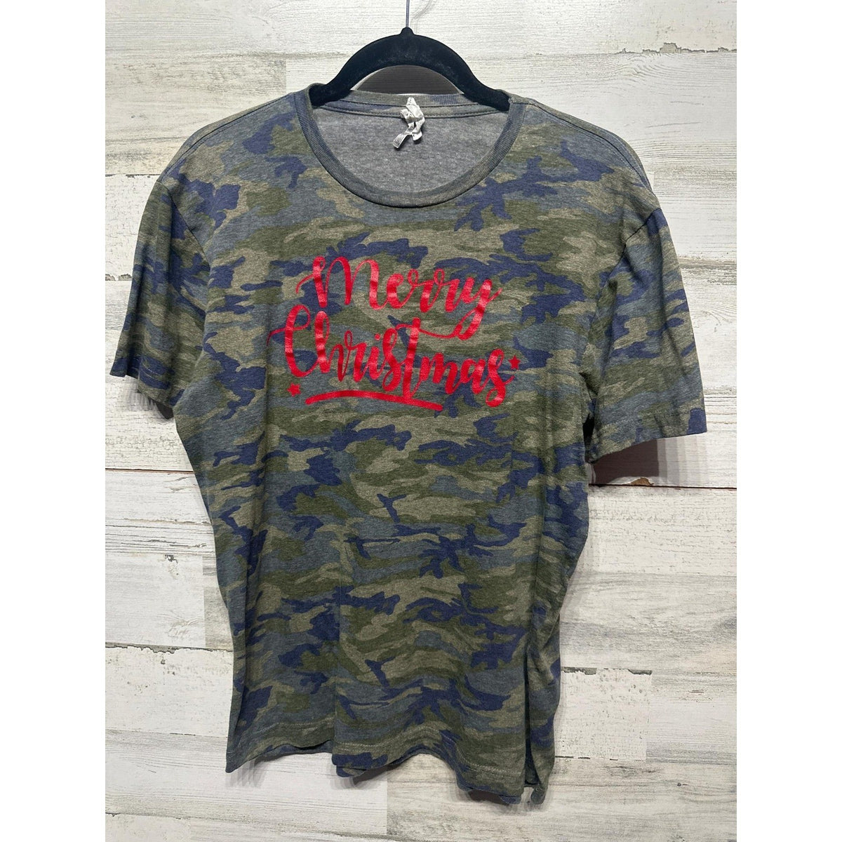 Graphic Tee Women Medium Green Camo Merry Christmas0