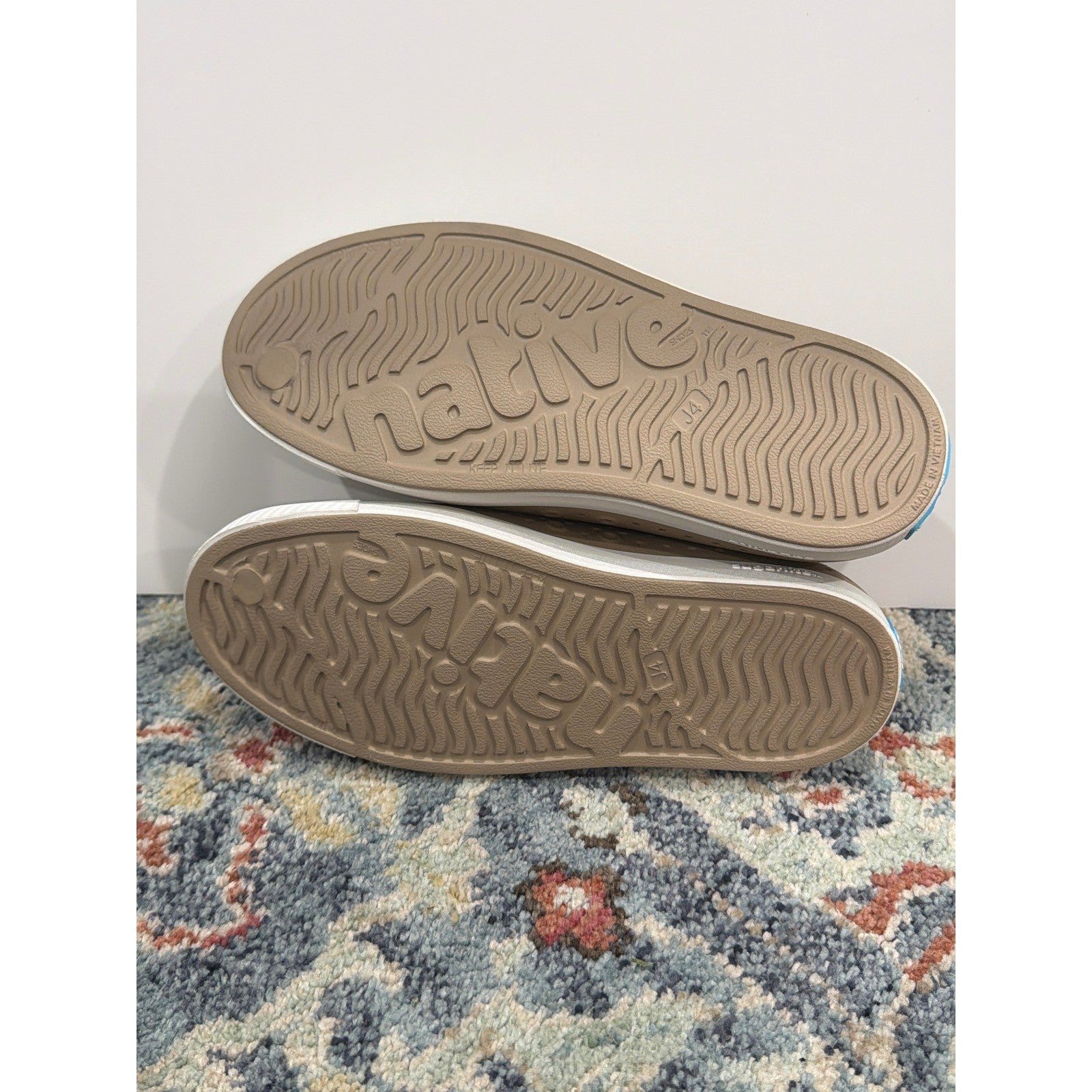 Native Jefferson Shoes Kids J4 Youth Tan Water Friendly Gorpcore EUC5