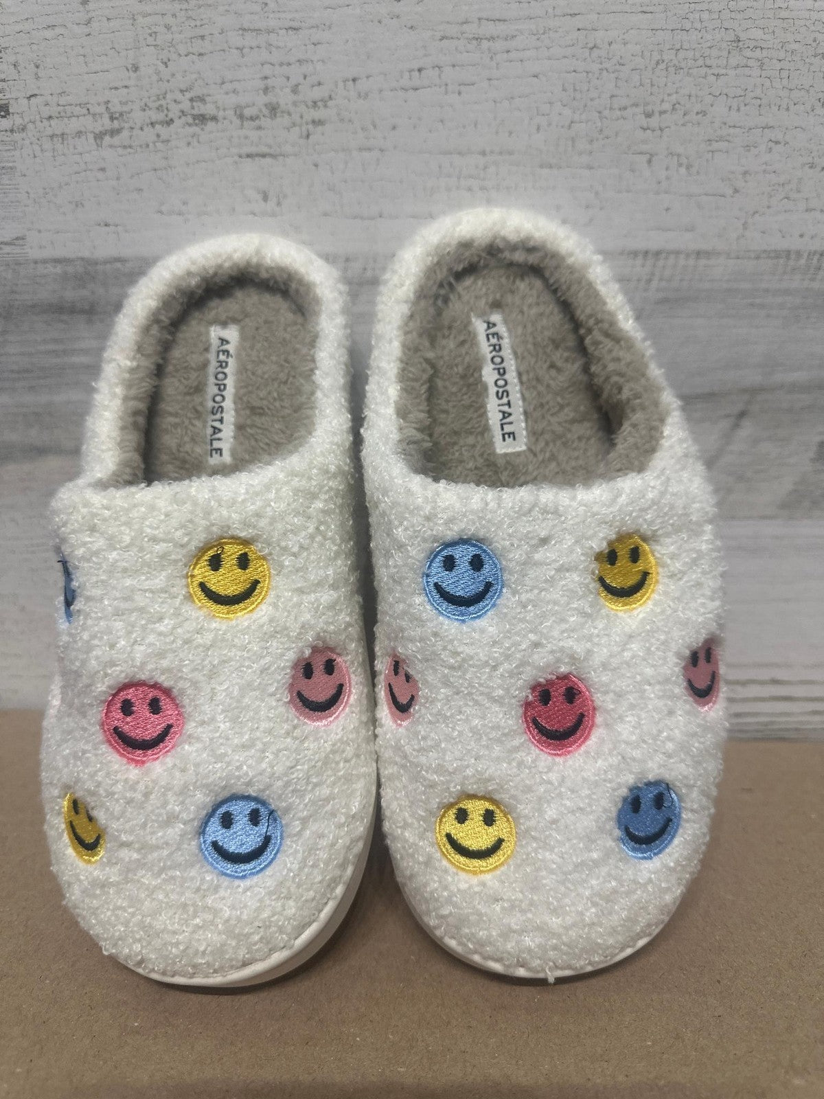 Aeropostale Slippers Women Size 5/6 White Smiley Face Fuzzy Sherpa Scuff0