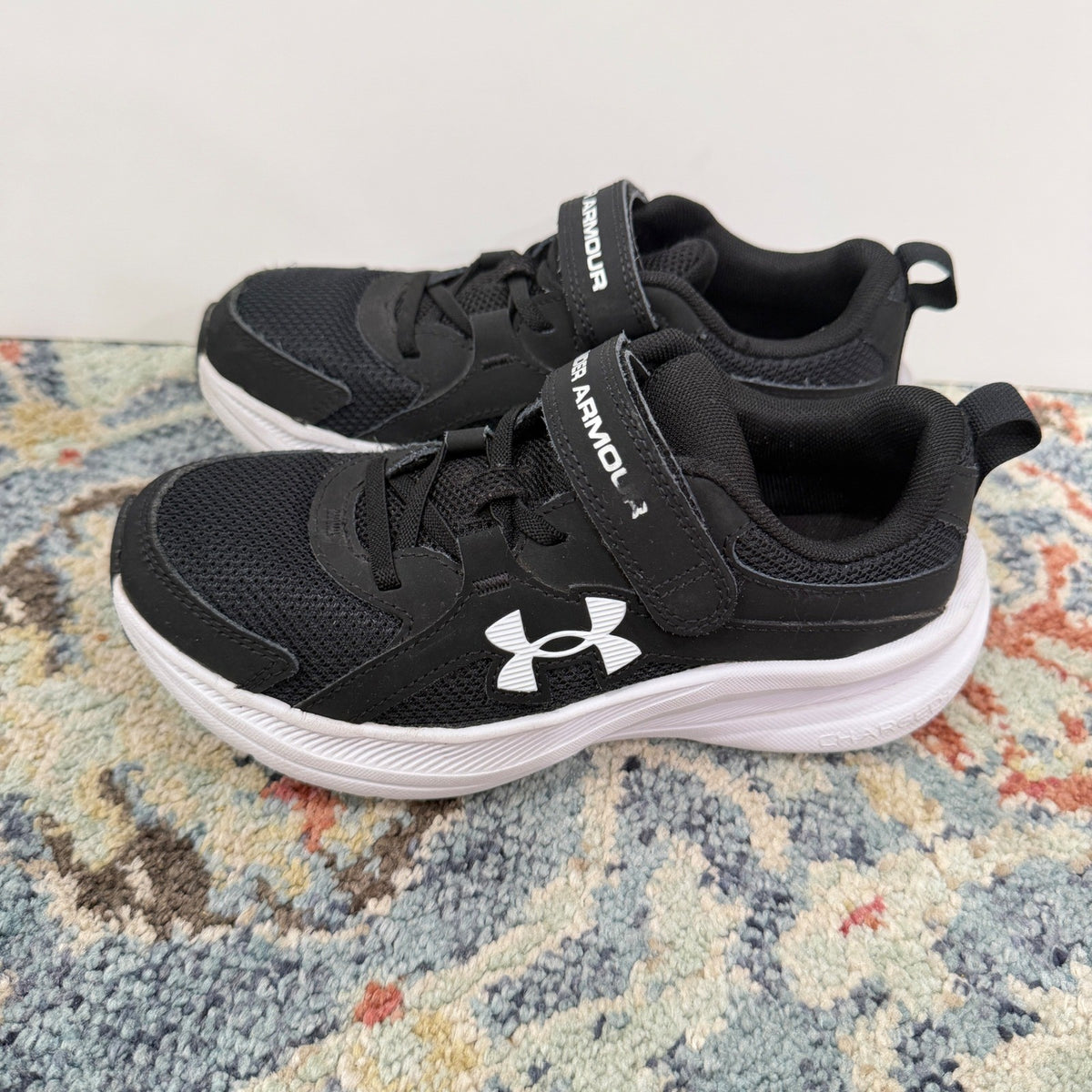 Under Armour Kids Size 1 Youth Black White Running Shoes Sport GUC2