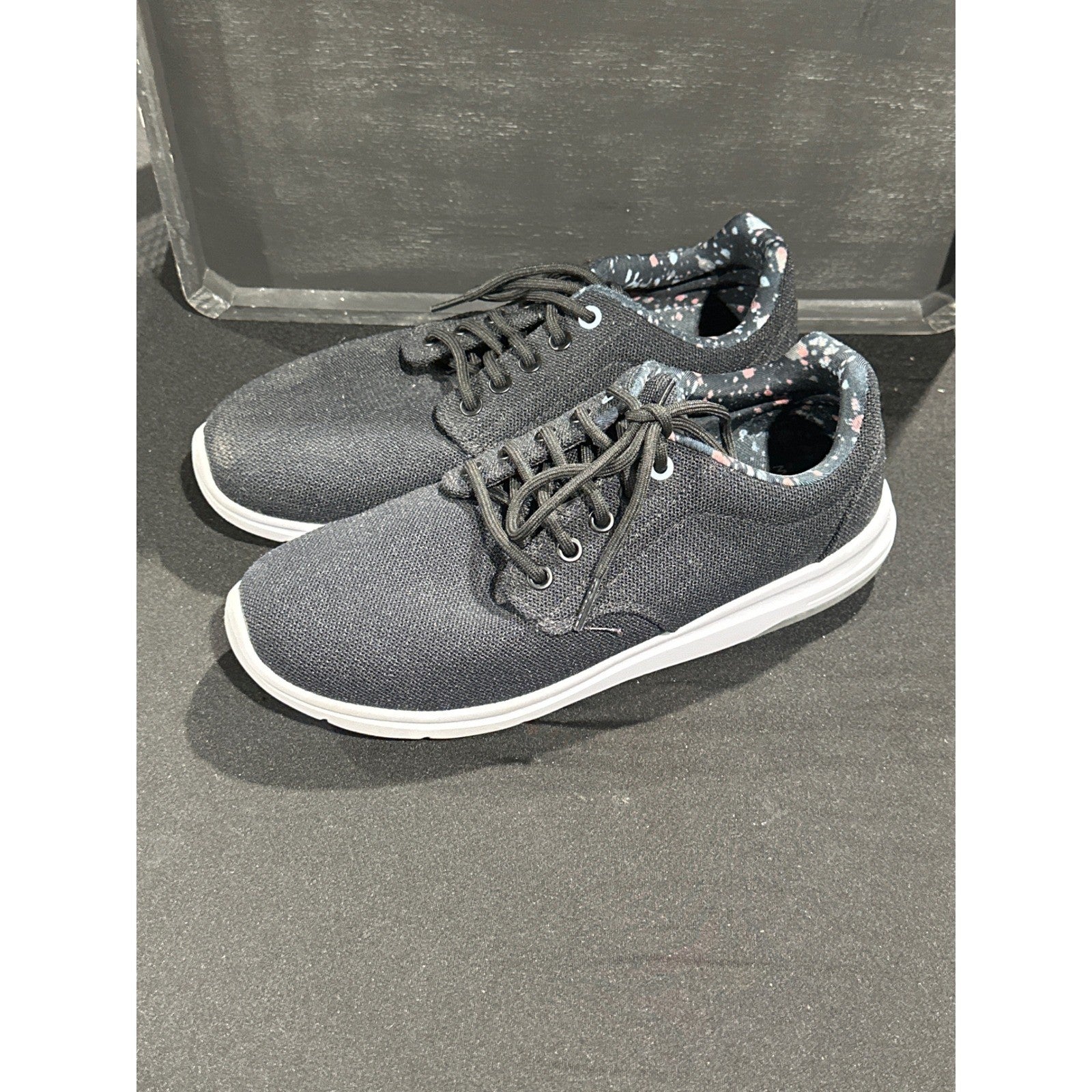 TravisMathew The Daily Sneakers Men 8 Black Mesh Paint Splatter GUC 1MAB4320