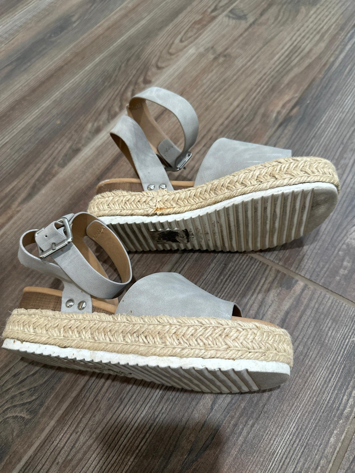 Soda Espadrille Platform Sandals Women Size 8 Grey Buckle Strap GUC5