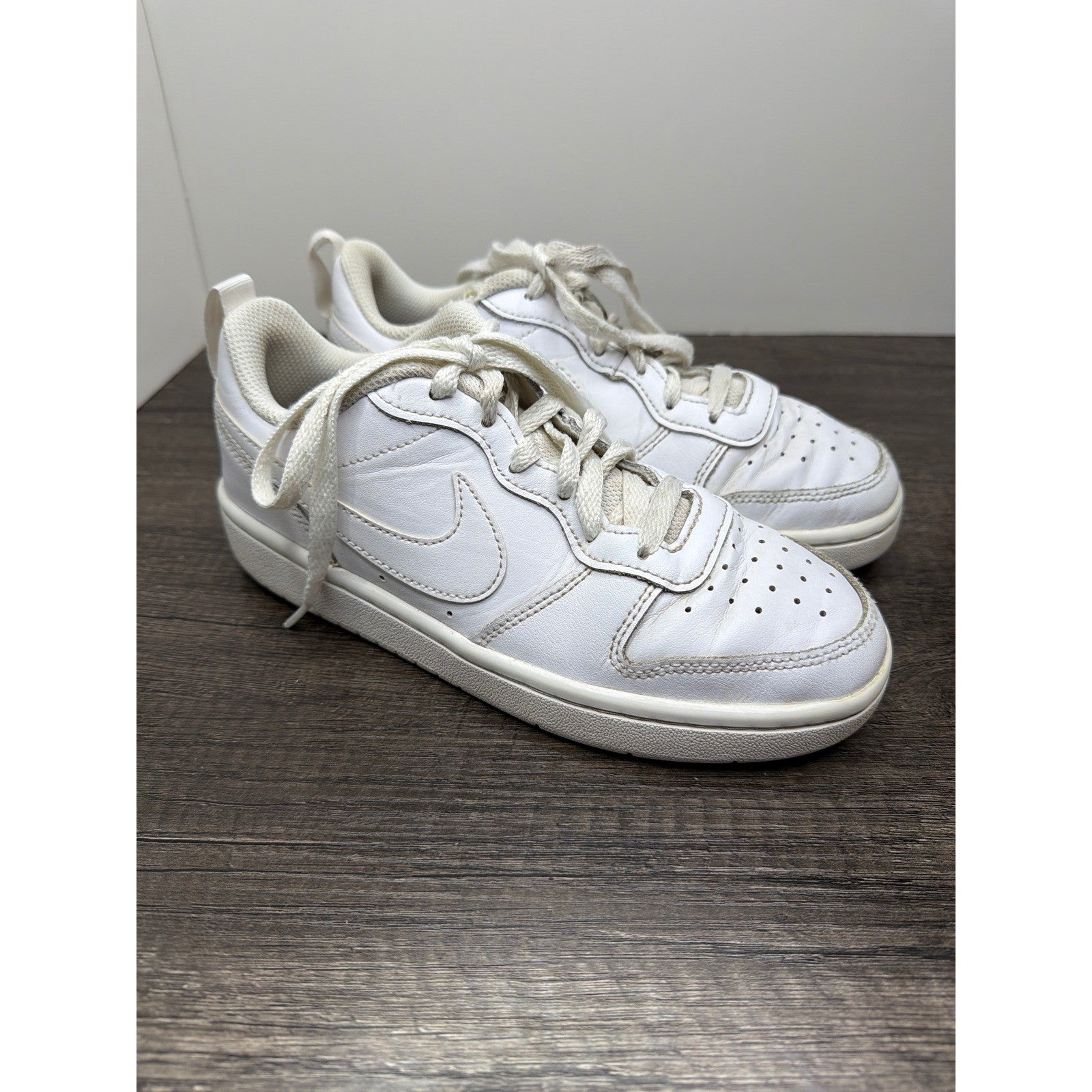Nike Court Borough Low 2 Boys 3.5Y White Leather Sneaker Sporty *Flawed0