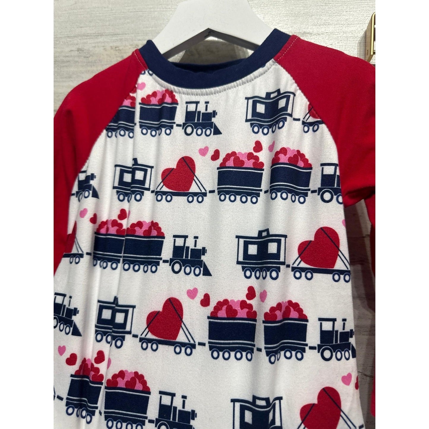 Boys 24M Red White Gray Train Heart Print Outfit1