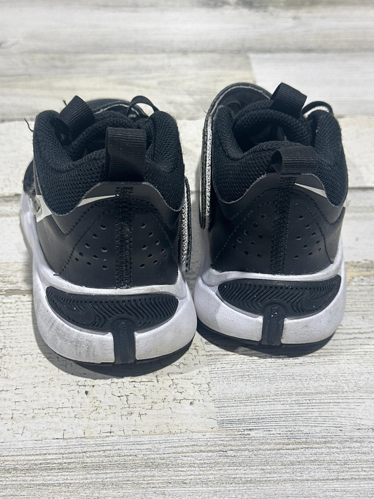 Nike Team Hustle D 10 FlyEase Kids Size 2 Black White Basketball Shoes2