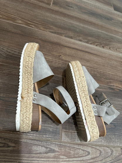Soda Espadrille Platform Sandals Women Size 8 Grey Buckle Strap GUC6
