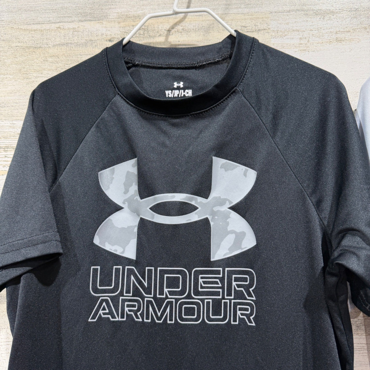 Under Armour T-Shirt Boys YS Black Grey Camo Logo Activewear EUC1