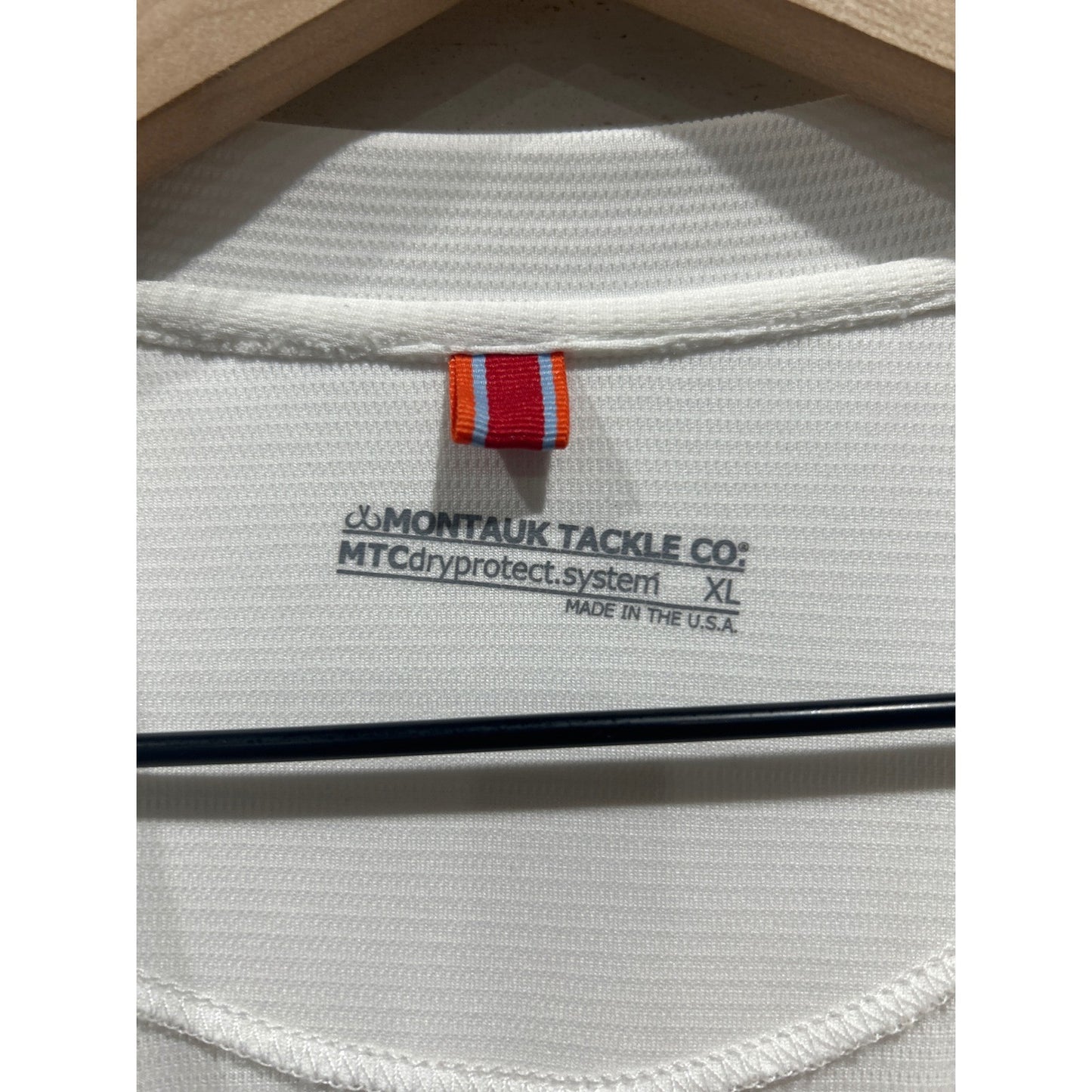 Montauk Tackle Co Fishing Shirt Men XL White Off The Hook Graphic Coastal EUC1
