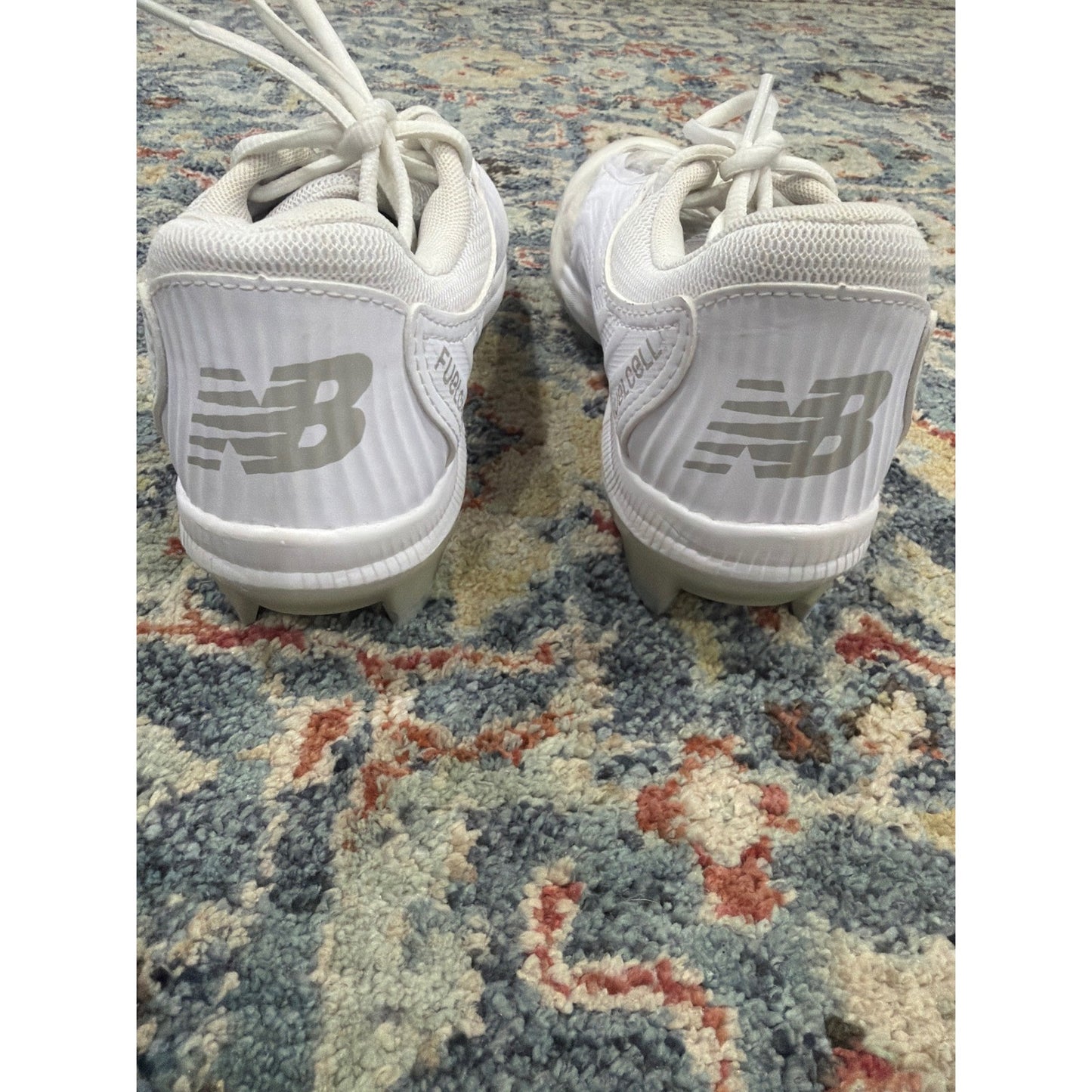 New Balance FuelCell Fuse v4 Softball Cleats Women 9 White Silver Athletic GUC4