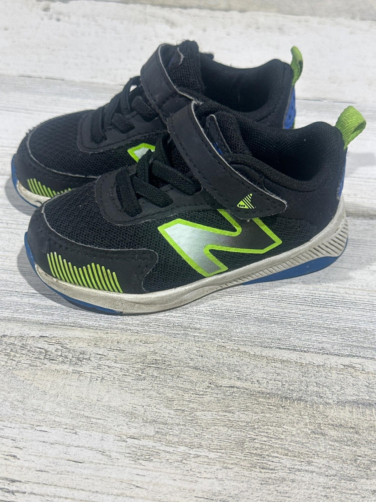New Balance 545 Running Shoes Boys 5.5 Wide Black Neon Green GUC0