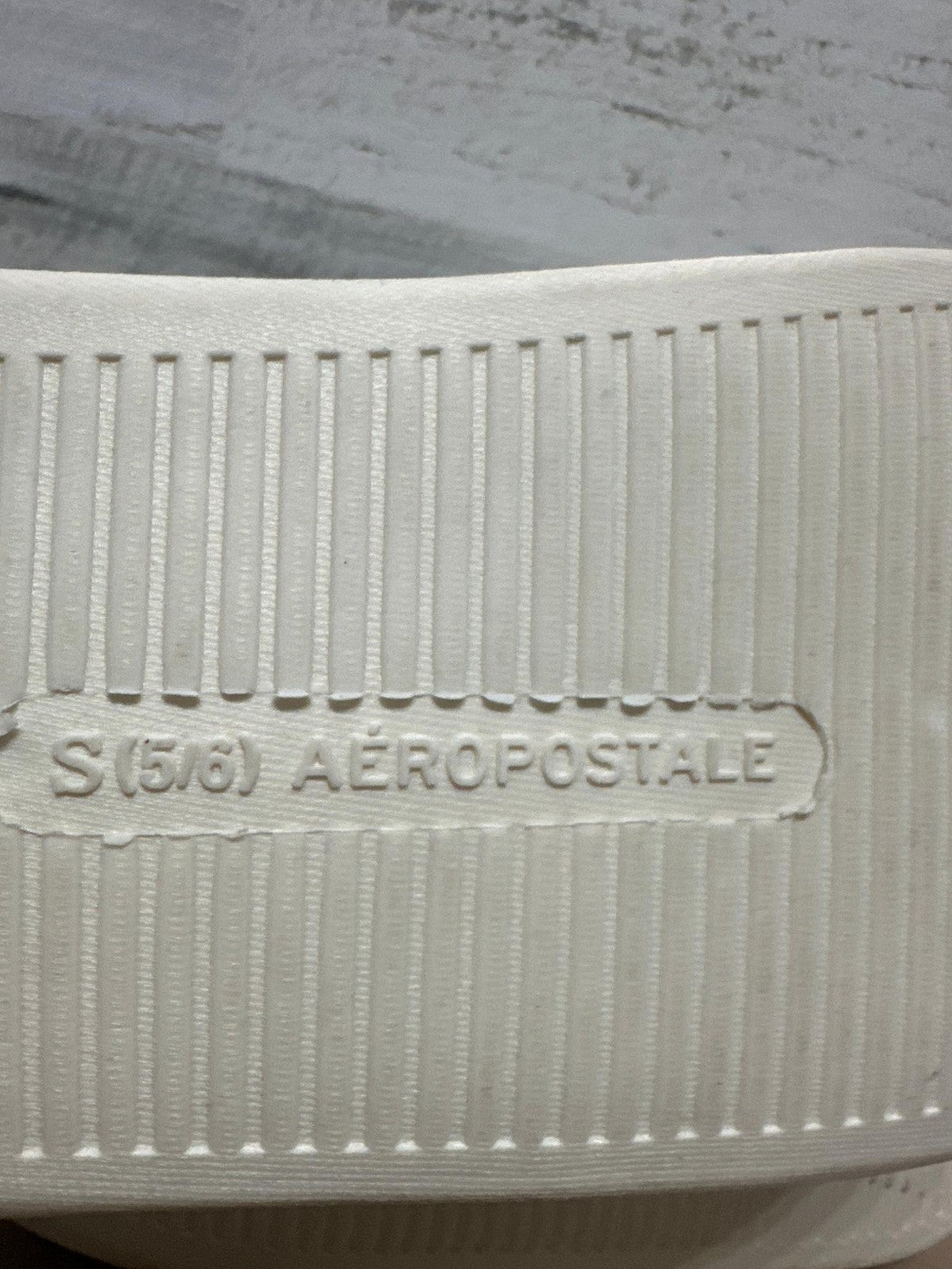 Aeropostale Slippers Women Size 5/6 White Smiley Face Fuzzy Sherpa Scuff3
