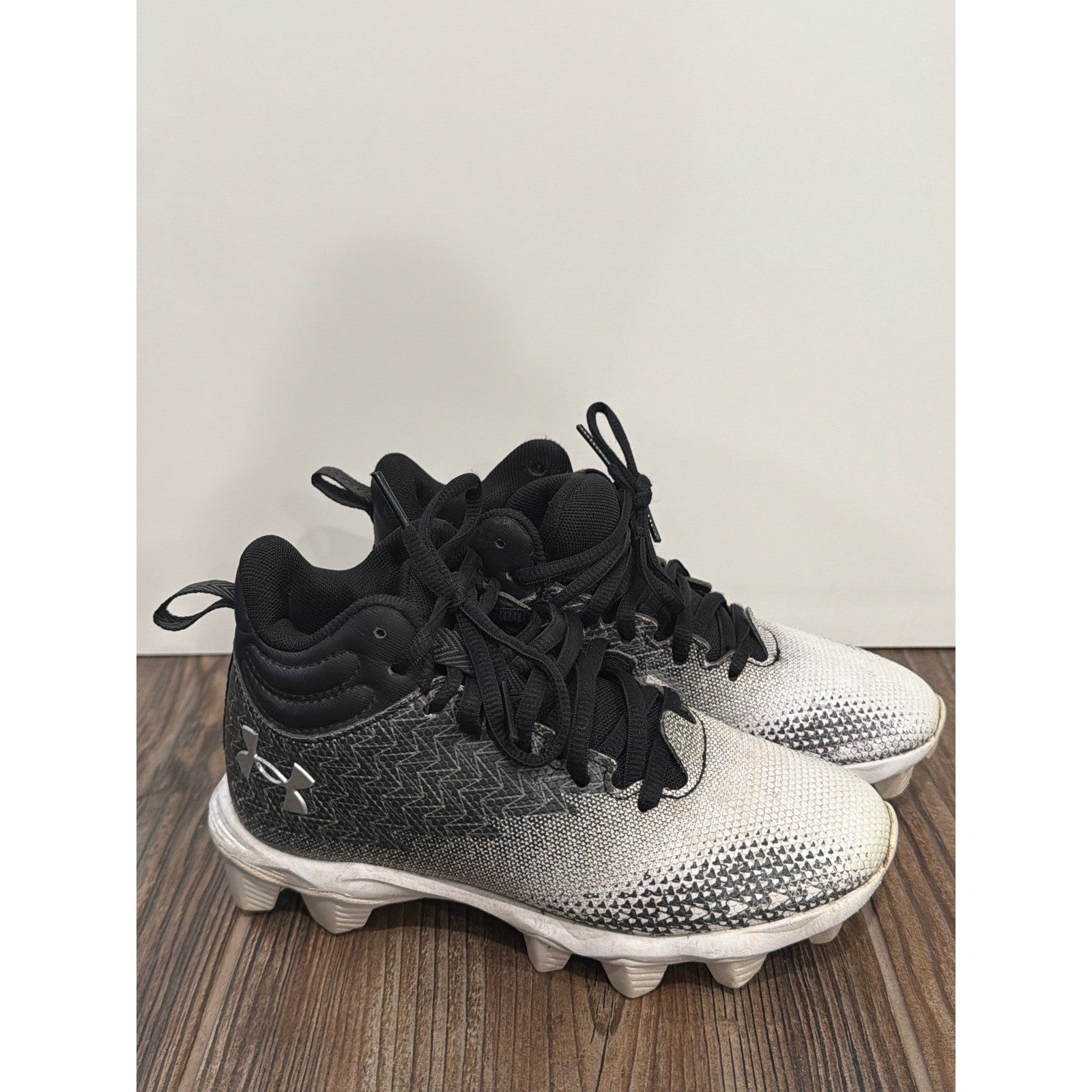 Under Armour Spotlight Cleats Boys 1Y Black White Football Mid Top1
