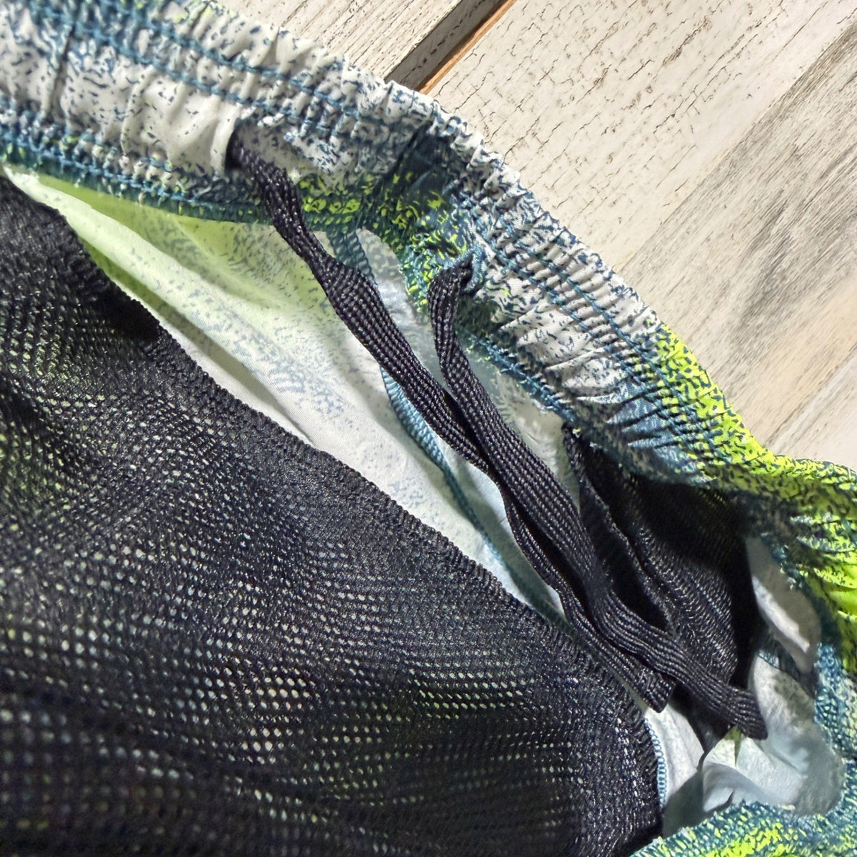 Under Armour Shorts Boys YXL Green Grey Camo Loose Fit Athletic Sport EUC4