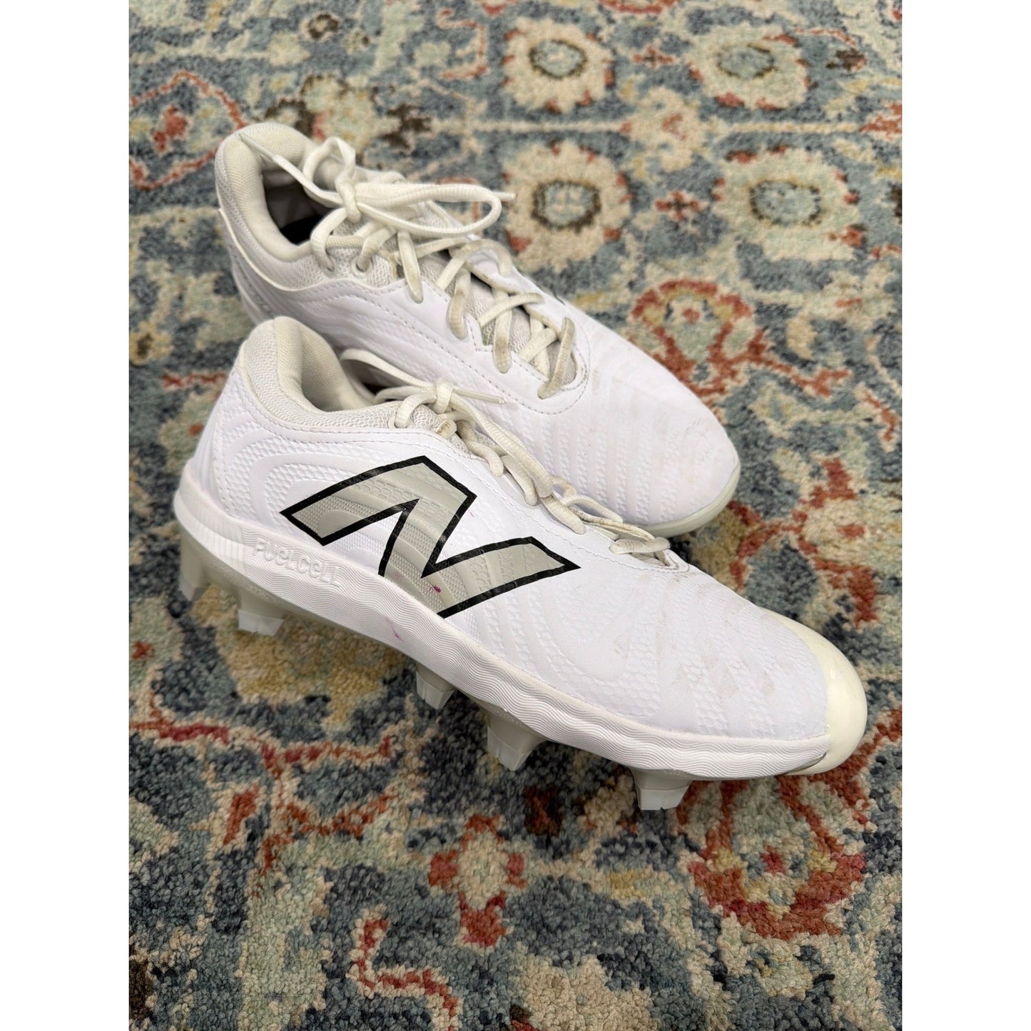 New Balance FuelCell Fuse v4 Softball Cleats Women 9 White Silver Athletic GUC0