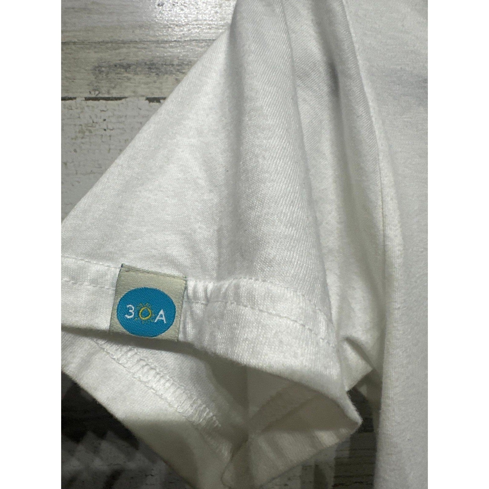 30A Holiday Tee Women XS White Santa Hat Graphic Coastal Beach Christmas EUC3