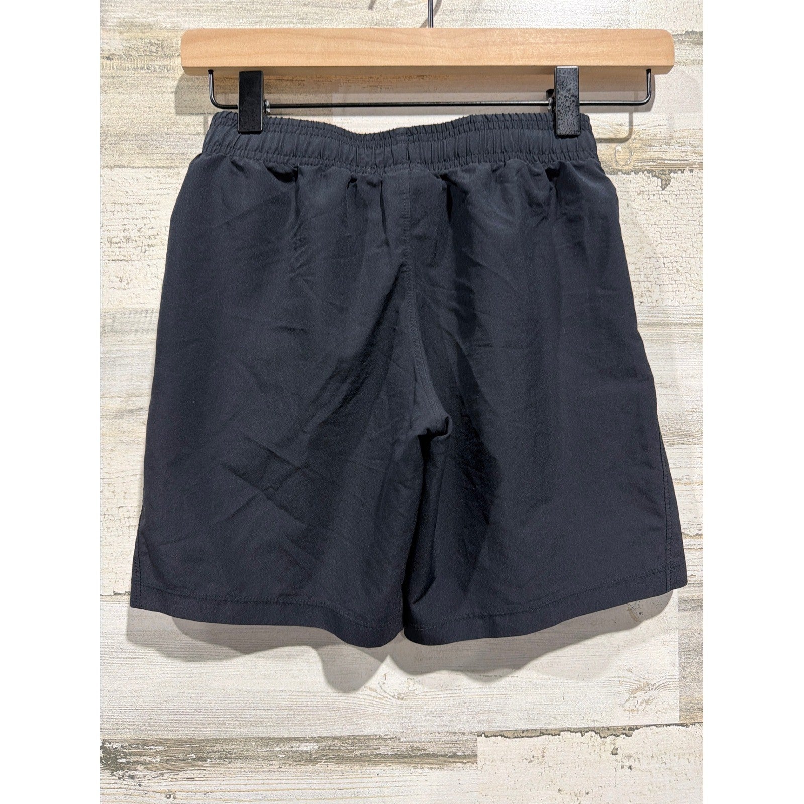Under Armour Athletic Shorts Boys Youth Small Black Pockets Sportswear EUC2