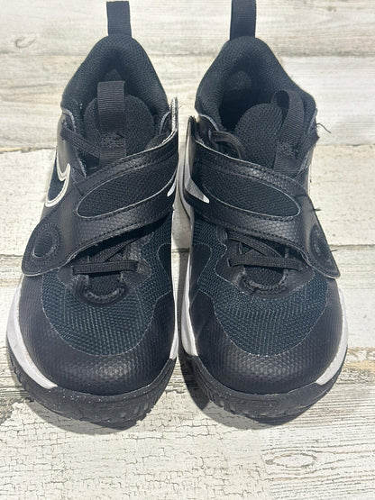 Nike Team Hustle D 10 FlyEase Kids Size 2 Black White Basketball Shoes3