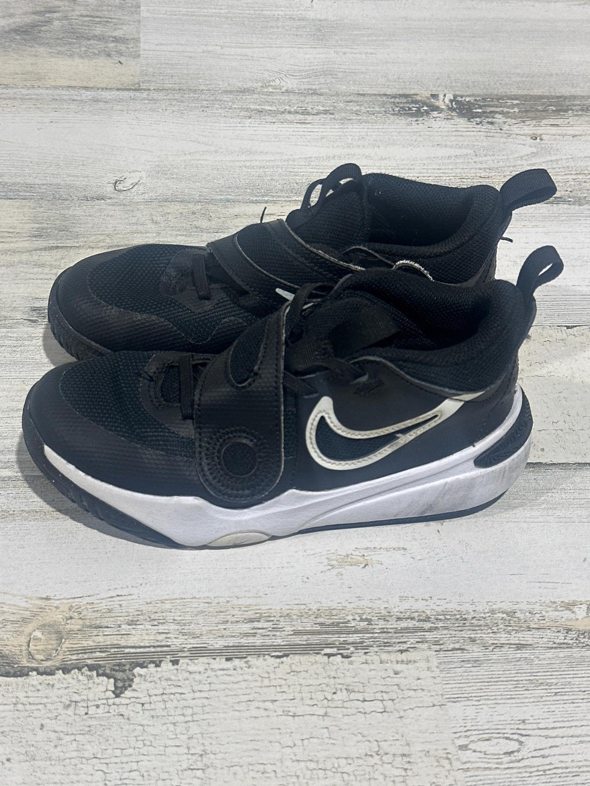 Nike Team Hustle D 10 FlyEase Kids Size 2 Black White Basketball Shoes1